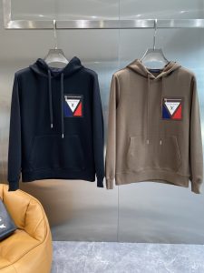 LV 2024 Early Autumn Letter Crew Neck Sweatshirt pour hommes et femmes ! Uniquement attrayant à l'œil ce caractère LV sweatshirt qualité sont en ligne confort comme toujours la version du degré de la mode, y compris les tissus, le processus de tailleur est un effort complet ! Porté quotidiennement se sentir à l'aise col côtelé tricot plat serré aléatoire ne sera pas encolure oblique ample sur le corps vous trouverez vraiment bon look général minimaliste pointu super quotidien polyvalent ! Décontracté avec une paire de pantalons est un look jeune ne peut jamais se tromper articles à la mode ! Taille : M-3XL🅿️500