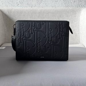 Este bolso de mano, un básico de la Maison Dior, está grabado con el estampado Dior Gravity en piel de vaqueta negra y luce el logotipo Dior en la parte delantera, testimonio del trabajo artesanal del atelier Dior. El espacioso compartimento con cremallera es ideal para guardar un teléfono móvil, y dispone también de seis ranuras para tarjetas. La pulsera desmontable de piel de vaqueta granulada puede llevarse en la mano o deslizarse en un bolso de mano.Interior de algodónNúmero de modelo 8035Dimensiones 27-19,5-66 ranuras en piel de vacuno granuladaCorrea desmontable de piel de vaqueta granulada con cierre de langostaLogotipo Dior en latón sobre revestimiento metálico en la parte delanteraLogotipo Dior en relieve en el interiorBolsa guardapolvo interior incluida19170720