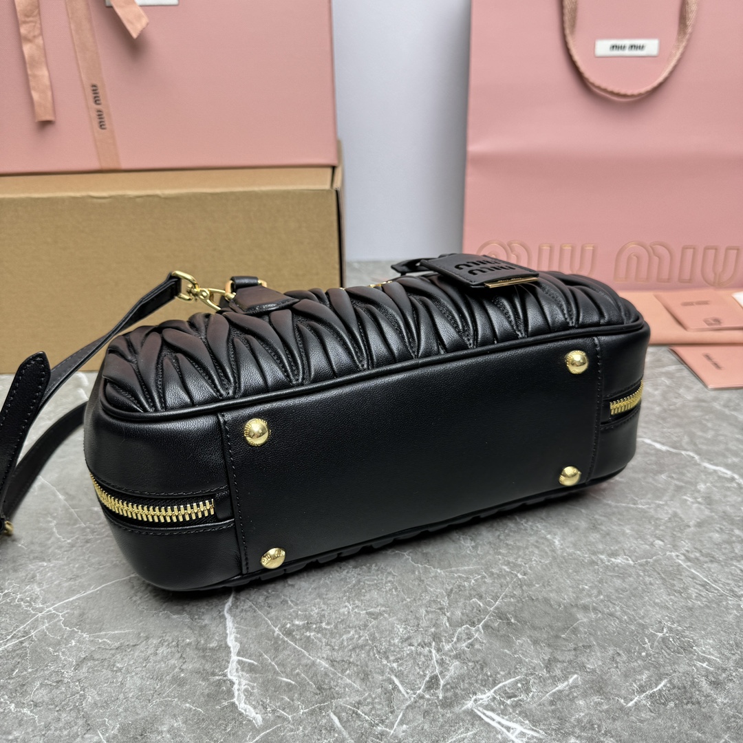 Imagen [5]-P1720 ✔️ MiuMiu Bowling Bag 5BB148MiuMiu Bowling Bag sitio web oficial para promover la parte superior absoluta de este año importados de piel de cordero MiuMiu estilo único Matelasse cuerpo patrón exquisito tridimensional y elegante logotipo grabado frontal y el color de la piel se hace eco de la piel desmontable y ajustable correas largas para los hombros forro de satén de algodón con bolsillos con cremallera muchas celebridades en línea Rojo con el mismo tamaño 27X12X9Cm con embalaje original-alta imitación bolsas