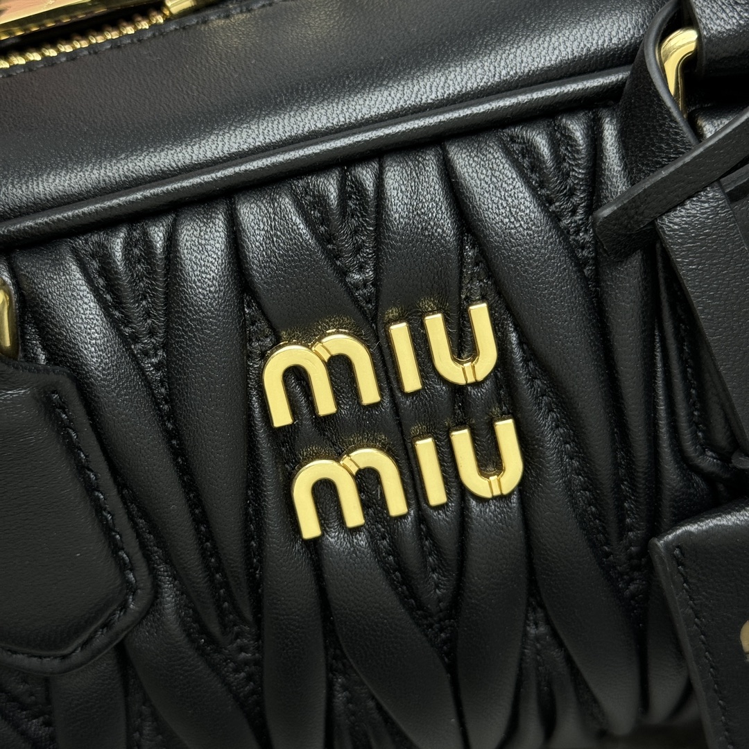 Imagen [2]-P1720 ✔️ MiuMiu Bowling Bag 5BB148MiuMiu Bowling Bag sitio web oficial para promover la parte superior absoluta de este año importados de piel de cordero MiuMiu estilo único Matelasse cuerpo patrón exquisito tridimensional y elegante logotipo grabado frontal y el color de la piel se hace eco de la piel desmontable y ajustable correas largas para los hombros forro de satén de algodón con bolsillos con cremallera muchas celebridades en línea Rojo con el mismo tamaño 27X12X9Cm con embalaje original-alta imitación bolsas