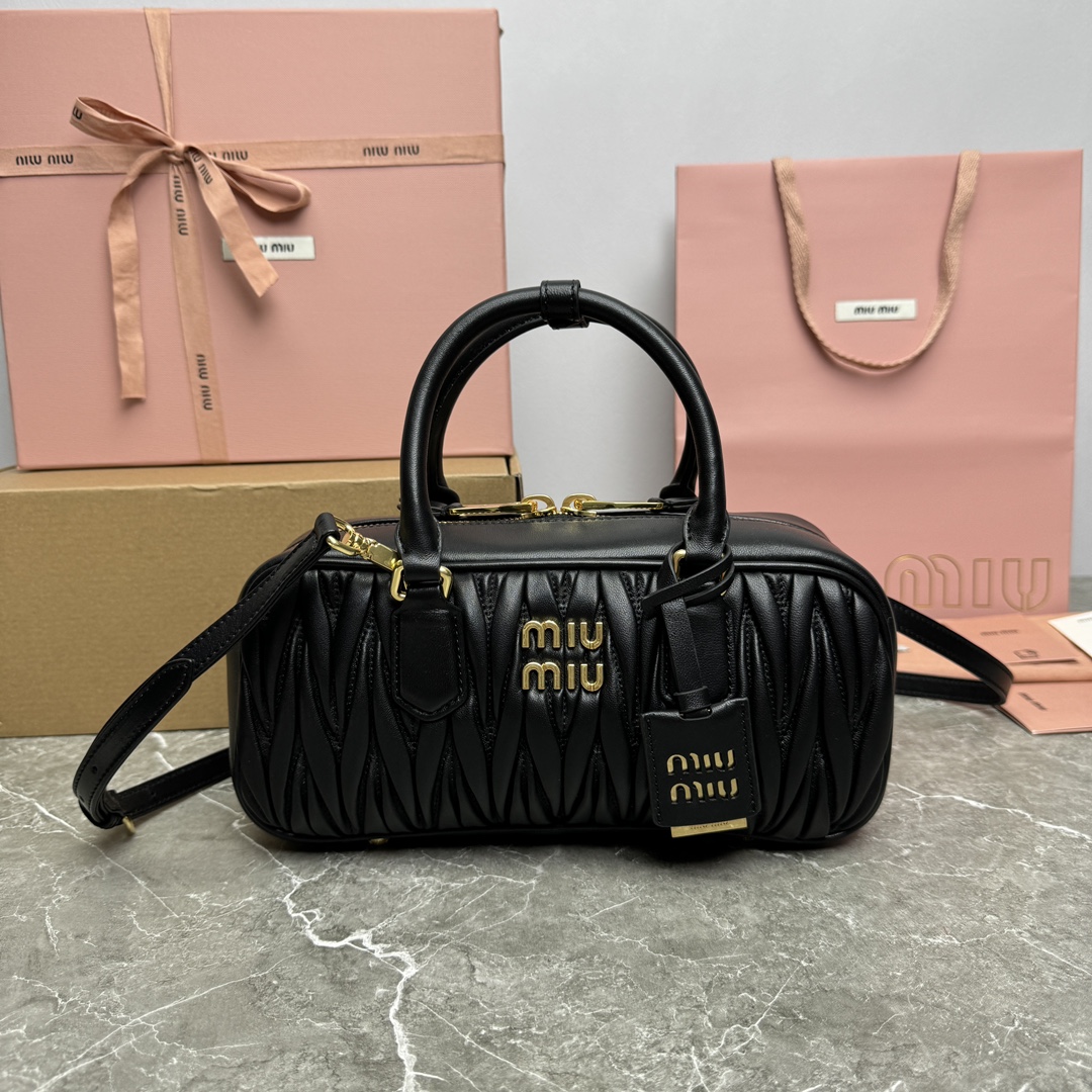 P1720 ✔️ MiuMiu Bowling Bag 5BB148MiuMiu Bowling Bag sitio web oficial para promover el estilo absoluto de este año de la parte superior de piel de cordero importados MiuMiu estilo único Matelasse cuerpo patrón exquisito tridimensional y elegante logotipo grabado frontal y el color de la piel se hace eco de la piel desmontable y ajustable correas largas para los hombros forro de satén de algodón con bolsillos con cremallera muchas celebridades y netizens con el mismo modelo Tamaño 27X12X9Cm con embalaje original-Altas bolsas de imitación