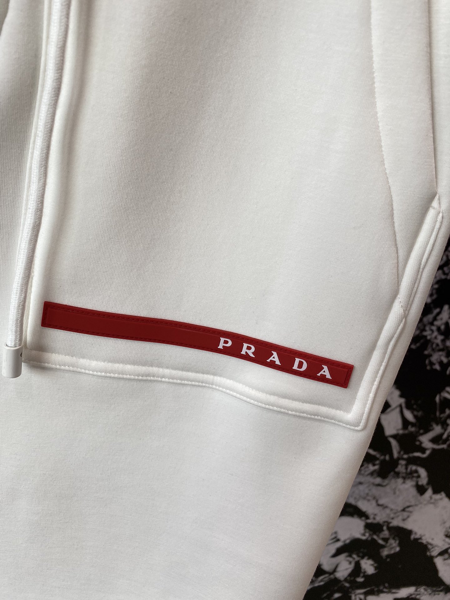 Prada (marque)2024 automne et hiver nouveau sur mesure de haute qualité mode pantalon décontracté modèles super polyvalents exclusif sur mesure importé haut de gamme haute densité tissus de coton w près du corps et confortable super jolie version, sur le haut du corps de la jambe mince doublure sont impeccables toute occasion peut être assisté à souligner à nouveau que les tissus sont très, très évident de la qualité ! L'exécution, la texture sont de première classe ! Les détails de l'exquise exquise tout à fait artisanale ! Taille du paragraphe rembourré:m-3xL🅿️520