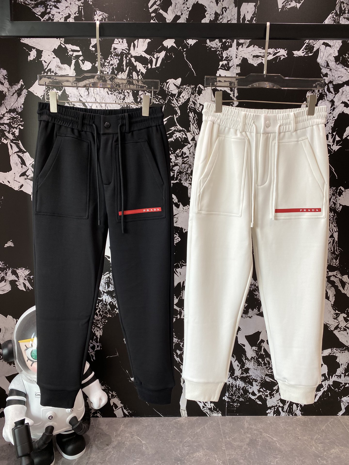 Prada (marque)2024 automne et hiver nouveau sur mesure de haute qualité mode pantalon décontracté modèles super polyvalents exclusif sur mesure importé haut de gamme haute densité tissus de coton w près du corps et confortable super jolie version, sur le haut du corps de la jambe mince doublure sont impeccables toute occasion peut être assisté à souligner à nouveau que les tissus sont très, très évident de la qualité ! L'exécution, la texture sont de première classe ! Les détails de l'exquise exquise tout à fait artisanale ! Taille du paragraphe rembourré:m-3xL🅿️520