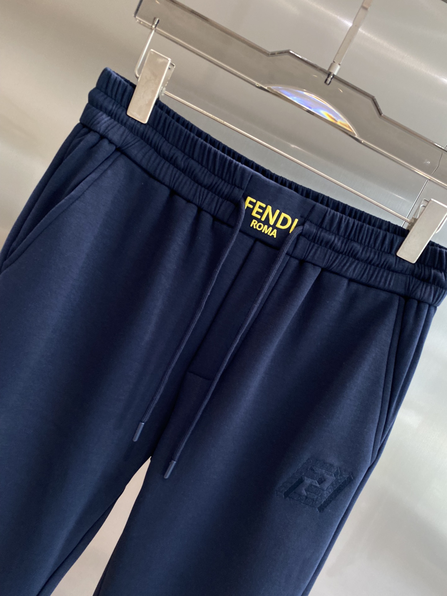 ¡Fendi 2024 otoño e invierno pantalones casuales! El sitio web oficial de venta sincrónica marca clásica LOGO pantalones casuales tela personalizada comodidad es extremadamente buena tacto de la mano: Lie Oficina grado de reconocimiento es muy alta artesanía perfecta calidad modelos acolchados Tamaño M-3 XL 🅿️520 - fábrica de alta imitación