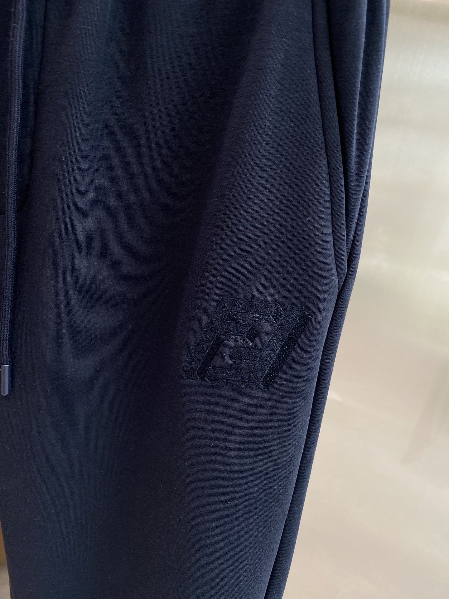 ¡Fendi 2024 otoño e invierno pantalones casuales! El sitio web oficial de venta sincrónica marca clásica LOGO pantalones casuales tela personalizada comodidad es extremadamente buena tacto de la mano: Lie Oficina grado de reconocimiento es muy alta artesanía perfecta calidad modelos acolchados Tamaño M-3 XL 🅿️520 - fábrica de alta imitación