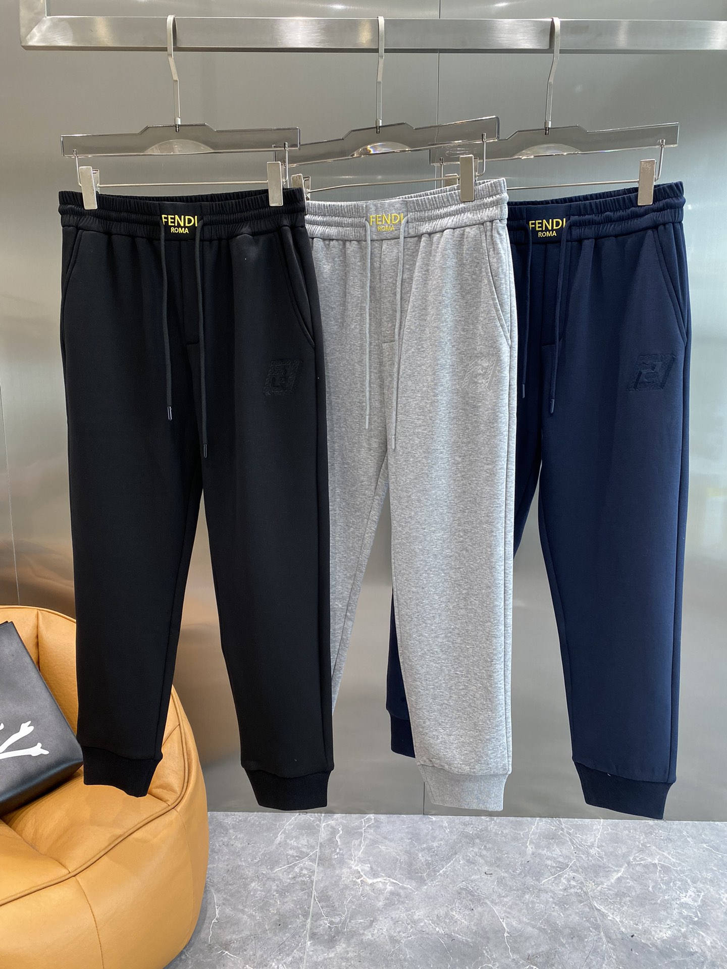 ¡Fendi 2024 otoño e invierno pantalones casuales! El sitio web oficial de venta sincrónica marca clásica LOGO pantalones casuales tela personalizada comodidad es extremadamente buena tacto de la mano: Lie Oficina grado de reconocimiento es muy alta artesanía perfecta calidad modelos acolchados Tamaño M-3 XL 🅿️520 - fábrica de alta imitación