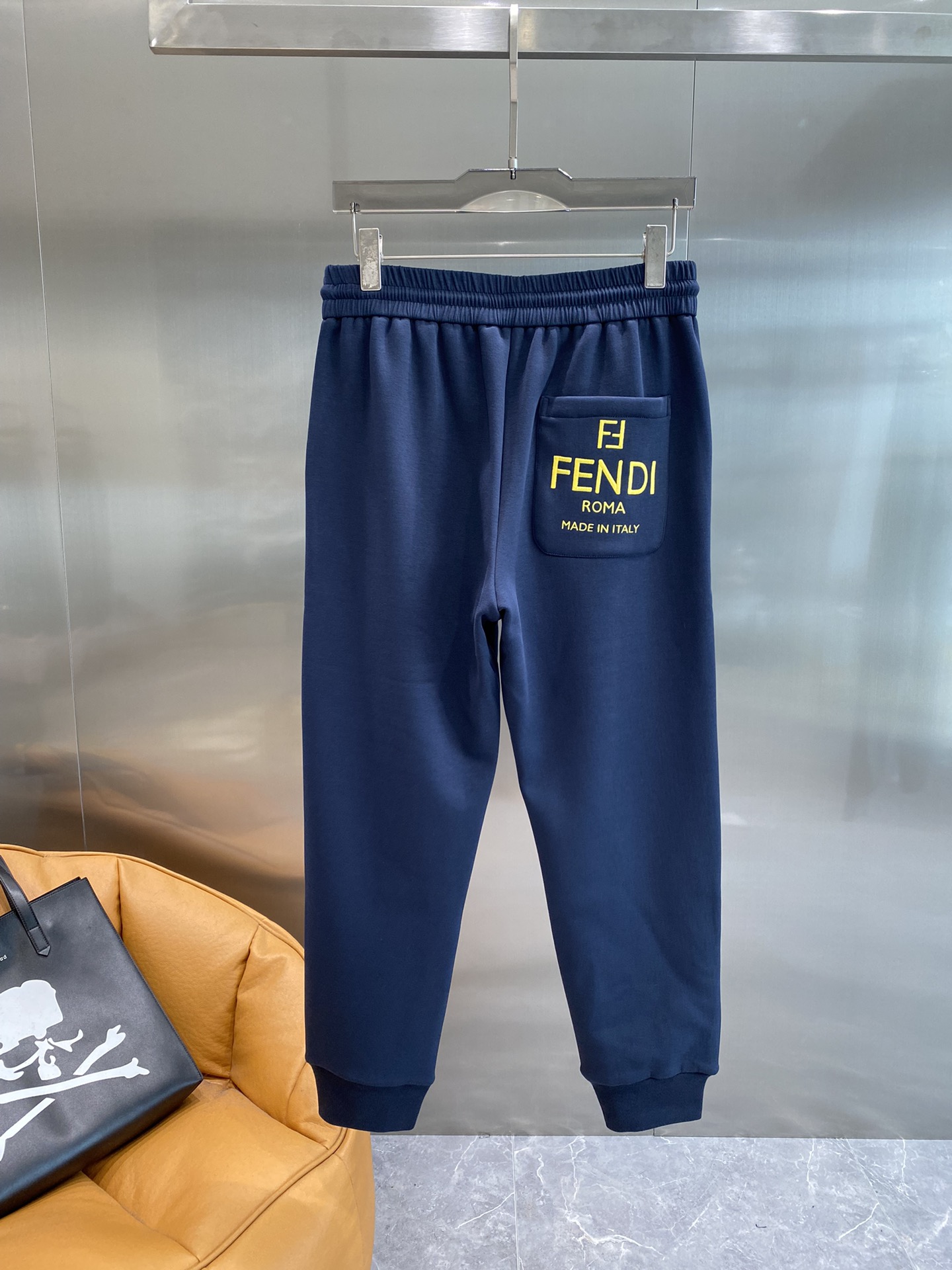 ¡Fendi 2024 otoño e invierno pantalones casuales! El sitio web oficial de venta sincrónica marca clásica LOGO pantalones casuales tela personalizada comodidad es extremadamente buena tacto de la mano: Lie Oficina grado de reconocimiento es muy alta artesanía perfecta calidad modelos acolchados Tamaño M-3 XL 🅿️520 - fábrica de alta imitación