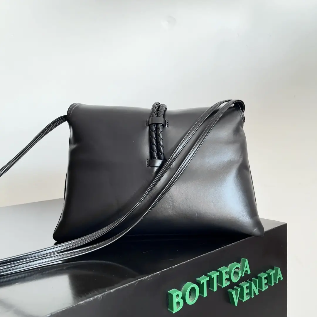 Inspiration from 1970 Bottega Veneta Women's logo shoulder bag smooth leather surface to bring a clean sense of handsomeness like the workplace women's sharp and tough front buckle high-quality hardware pendant bag body overall retro elegance excellent leather feel soft Baodiejia this series can be described as a full staff of beautiful weakened wear on the complexity do not scramble to grab the best quality interpretation of itself!Model No.: 806034 (Large)Size: 30*20*8cm