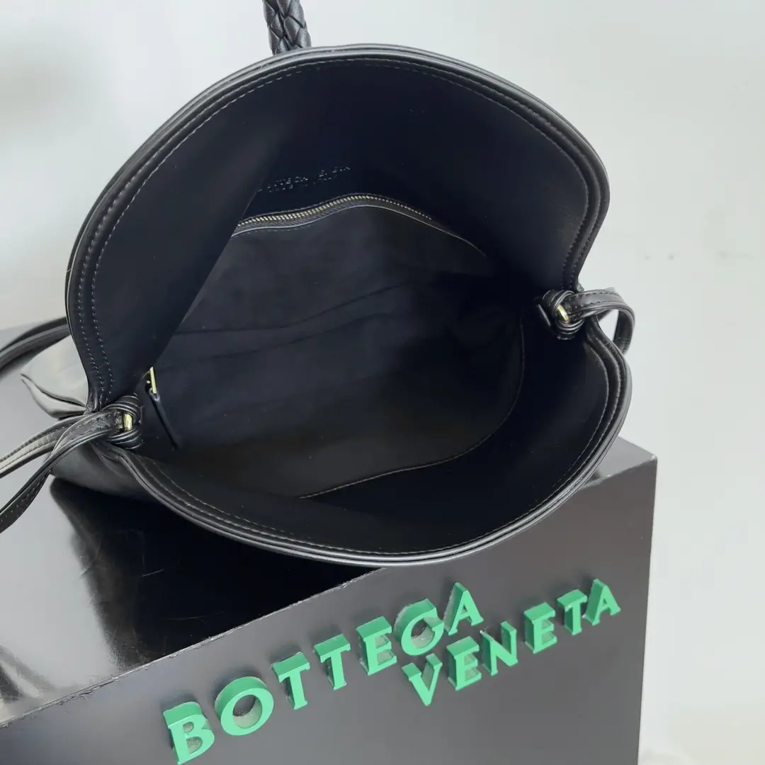 Inspiration de 1970 Bottega Veneta Women's Logo Shoulder Bag surface en cuir lisse pour apporter un sens propre de la beauté comme le lieu de travail des femmes pointu et dur boucle avant matériel de haute qualité pendentif sac corps élégance rétro globale excellente sensation de cuir doux Baodiejia cette série peut être décrite comme un ensemble beau affaibli usure sur la complexité ne rivalise pas pour saisir seulement la meilleure interprétation de la qualité de lui-même !Numéro de modèle : 806034 (Large)Taille : 30*20*8cm