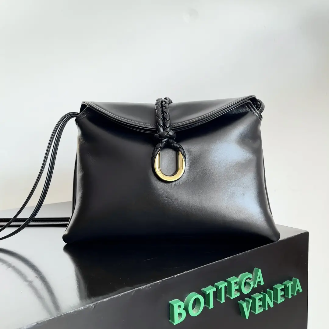 Inspiration from 1970 Bottega Veneta Women's logo shoulder bag smooth leather surface to bring a clean sense of handsomeness like the workplace women's sharp and tough front buckle high-quality hardware pendant bag body overall retro elegance excellent leather feel soft Baodiejia this series can be described as a full staff of beautiful weakened wear on the complexity do not scramble to grab the best quality interpretation of itself!Model No.: 806034 (Large)Size: 30*20*8cm