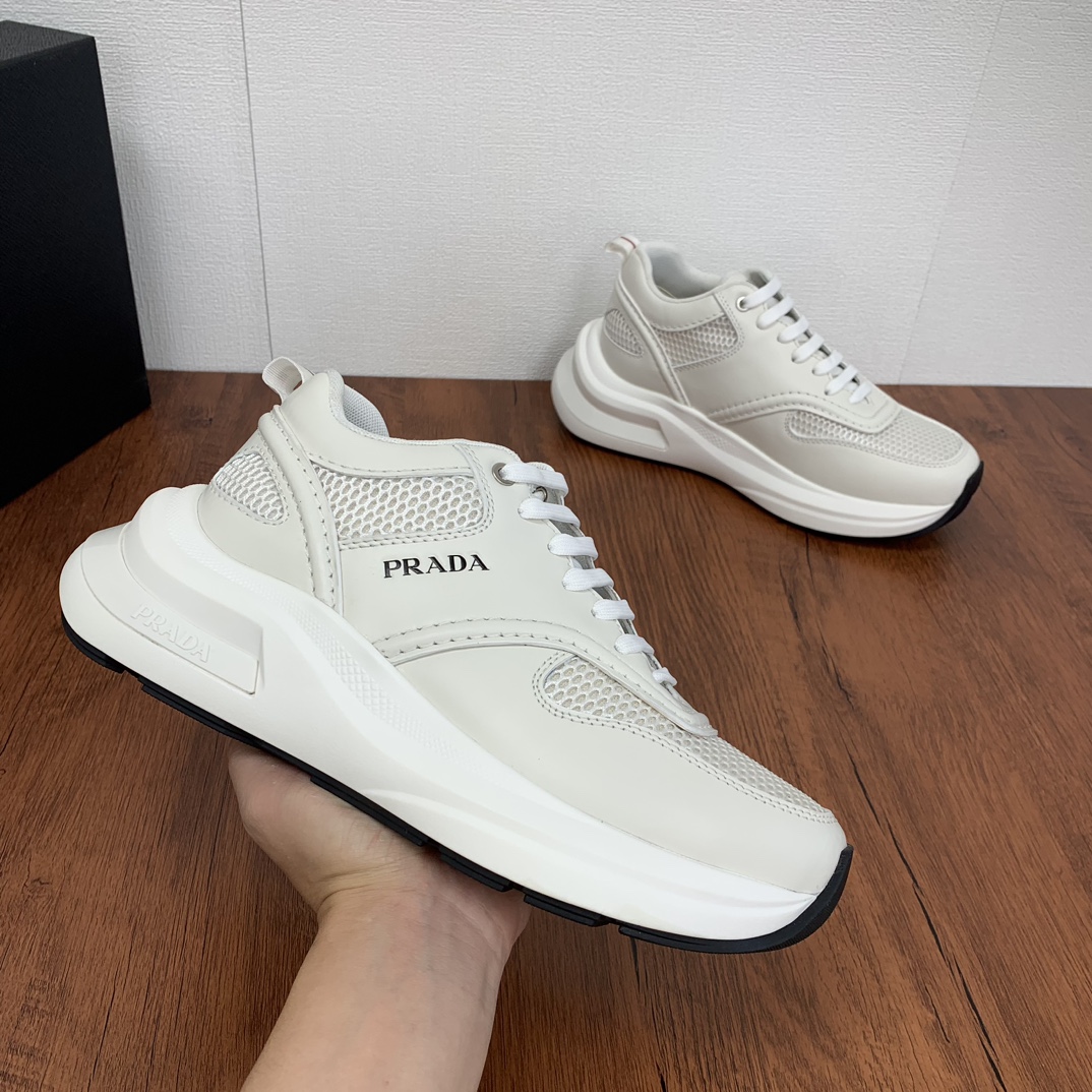 Prada / Prada hommes cuir patchwork mesh casual trainers Guanyuan marchandises féroces ! L'utilisation de cuir de veau importé épissage tissu maille supérieure division géométrique de fabrication de précision couture uniforme texture du cuir à un coup d'œil à la mode et généreux doux et confortable respirant extérieur décoré avec PRADA lettres logo langue décorée avec lettres classique logo talon décoré avec tissu chaussures voyage P famille type formateur classique avec doublure en tissu estampillé logo cowhide semelle extérieure en caoutchouc exclusif détails de la finement fabriqués voyage polyvalent bons produits ! Taille : 38-39-40-41-42-43-44 (38.45 sur commande)P940-High-fashion factory