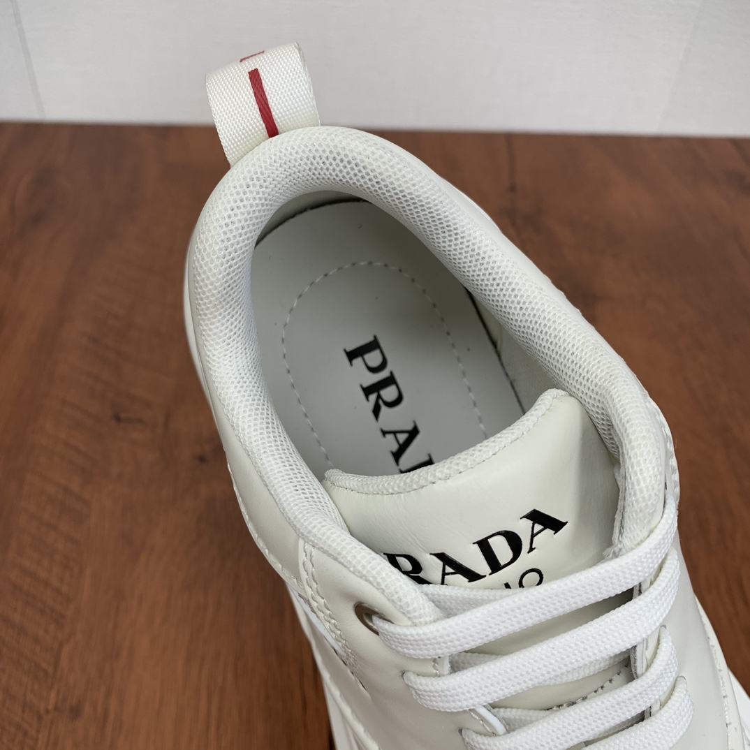 Prada/Prada men's leather patchwork mesh casual sneakersDongguan production fierce goods! Imported calf leather splicing fabric mesh upper geometric division of precision manufacturing stitching uniform leather texture at a glance fashionable and generous soft and comfortable breathable outside decorated with PRADA letters logo tongue decorated with classic letters logo heel decorated with fabric shoes trip P family classic sneaker type with fabric lining stamped logo cowhide footbed with P exclusive rubber outsole details of the finely crafted travel versatile good products!Size: 38-39-40-41-42-43-44 (38.45 customized) P940