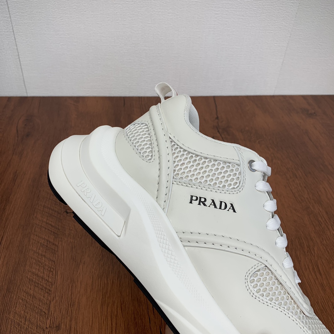 Prada/Prada men's leather patchwork mesh casual sneakersDongguan production fierce goods! Imported calf leather splicing fabric mesh upper geometric division of precision manufacturing stitching uniform leather texture at a glance fashionable and generous soft and comfortable breathable outside decorated with PRADA letters logo tongue decorated with classic letters logo heel decorated with fabric shoes trip P family classic sneaker type with fabric lining stamped logo cowhide footbed with P exclusive rubber outsole details of the finely crafted travel versatile good products!Size: 38-39-40-41-42-43-44 (38.45 customized) P940