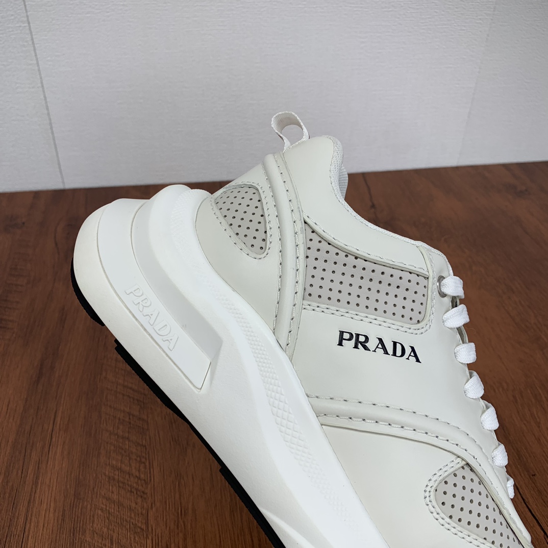 Prada/Prada Sapatilhas de treino casual em pele para homem Guanyuan produtos ferozes! Importados em pele de vitela de cor sólida com malha de couro de vaca superior divisão geométrica tridimensional de fabrico de precisão costura textura de pele uniforme num relance emenda multicolorida elegante e generosa exterior macio, confortável e respirável decorado com as letras do logótipo PRADA língua decorada com as letras clássicas do logótipo calcanhar decorado com sapatos têxteis viagem P formador clássico com forro de tecido estampado logótipo prateado palmilha de couro de vaca com a sola de borracha exclusiva P detalhes dos detalhes da viagem de trabalho meticuloso Forma clássica de sapatilha P com forro em tecido, palmilha em pele de vaca com logótipo prateado quente e pormenores da sola exterior em borracha exclusiva P Tamanho: 38-39-40-41-42-43-44 (38,45 por encomenda)P960-Fábrica de Alta Costura