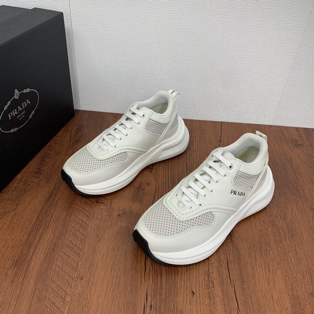 Prada/Prada hommes cuir casual trainers Guanyuan marchandises féroces ! Importé couleur unie cuir de veau épissage maille tige en cuir de vachette division géométrique tridimensionnelle de fabrication de précision couture texture de cuir uniforme en un coup d'œil épissage multicolore à la mode et généreux doux, confortable et respirant extérieur décoré avec les lettres du logo PRADA langue décorée avec les lettres classiques du logo talon décoré avec des chaussures textiles trip P formateur classique avec doublure en tissu estampillé logo argenté cuir de vachette semelle extérieure en caoutchouc exclusif P détails des détails du travail méticuleux voyage. Baskets classiques P avec doublure en tissu, semelle intérieure en cuir de vachette estampillée du logo argenté et semelle extérieure en caoutchouc aux détails exclusifs P Taille : 38-39-40-41-42-43-44 (38.45 sur commande)P960-High-fashion Factory