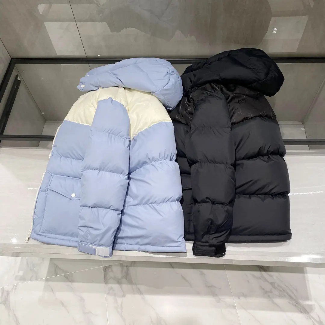 ¡P1540 GUCCI 24FW otoño e invierno la tecnología de material impermeable cordón con capucha chaqueta de plumas de los hombres de corte láser de nylon empalme bolsillo de moda casual chaqueta de plumas! ¡Disponible simultáneamente en el sitio web oficial! ¡Una edición limitada de las mejores piezas disponibles en el mostrador, el diseño es el adecuado para que todo el aspecto elegante y generoso para mostrar el estilo de lujo único de la marca!¡Tal diseño en la actualidad es realmente aún no apareció en la chaqueta de plumón a prueba de viento cálido do se puede observar que esta tapeta está hecha de corte por láser sin rebabas suave y duro! ¡Diseño de doble bolsillo es el mayor punto culminante de la I-palabra bolsillos plisados al mismo tiempo por encima del cierre de la tapa del bolsillo más bolsillos laterales se pueden almacenar al mismo tiempo también se puede poner en la mano para que en los bolsillos de invierno cargado de artículos no luchará con la mano! ¡Además, la cubierta del bolsillo superior también adopta el proceso de corte por láser de encolado a presión, la superficie de corte es pulcra y suave, de modo que toda la prenda no parece muy abultada, y los bolsillos también están hechos del mismo color y diferente material de diseño de empalme para dar a la gente una experiencia visual diferente, que no da a una persona la sensación de estancamiento!¡El tejido está hecho de composición de fibra de poliéster 100% respetuoso con el medio ambiente para crear la parte de empalme de la composición de nylon 100% de las dos telas dos características de la luz y resistente al desgaste! Seleccionado siberiano 90% plumón de pato blanco cada plumón de pato es un regalo de la naturaleza de Siberia es conocido como el cinturón de plumón de oro! 26 de lavado profesional sólo Yi limpieza superior a los requisitos de la norma nacional del plumón limpio, suave y regordeta para reducir el olor angustia! ¡Gutless rejilla completa recta de acuerdo con la rejilla de llenado de plumón distrito de llenado distribución razonable de la zona de calor no es fácil salir de lugar no empuja el plumón para mantener el calor de manera uniforme a la plenitud del plumón para calentar todo el tejido de invierno fricción no hace ruido transpirable buena sin recubrimiento, sin película fina no perforación tejido flexibilidad fuerte organización de procesamiento apretado transpirable buena suave y buen cuidado de! ¡Negro cielo azul blanco patchwork dos colores en! Talla: 48-5648 yardas: anchura del hombro 50cm - pecho 118cm - longitud 73cm - longitud de la manga 62cm50 yardas: anchura del hombro 51cm - pecho 122cm - longitud 74cm - longitud de la manga 63cmTalla 52: Anchura del hombro 52cm-Pecho 126cm-Longitud 75cm-Longitud de la manga 64cmTalla 54: Anchura de hombros 53cm-Pecho 130cm-Longitud 76cm-Longitud de mangas 65cmTalla 56: anchura de hombros 55cm-pecho 134cm-longitud 78cm-longitud de mangas 66cm.Recomendación de talla (ajuste estándar)Chicos que pesen entre 174 y 140 kg pruébense 50 yardas, la adecuada.¡Los chicos que pesen 135 libras elijan 48 yardas 135-148 libras elijan 50 yardas 148-161 libras elijan 52 yardas 161-175 libras elijan 54 yardas 175-190 libras elijan 56 yardas!