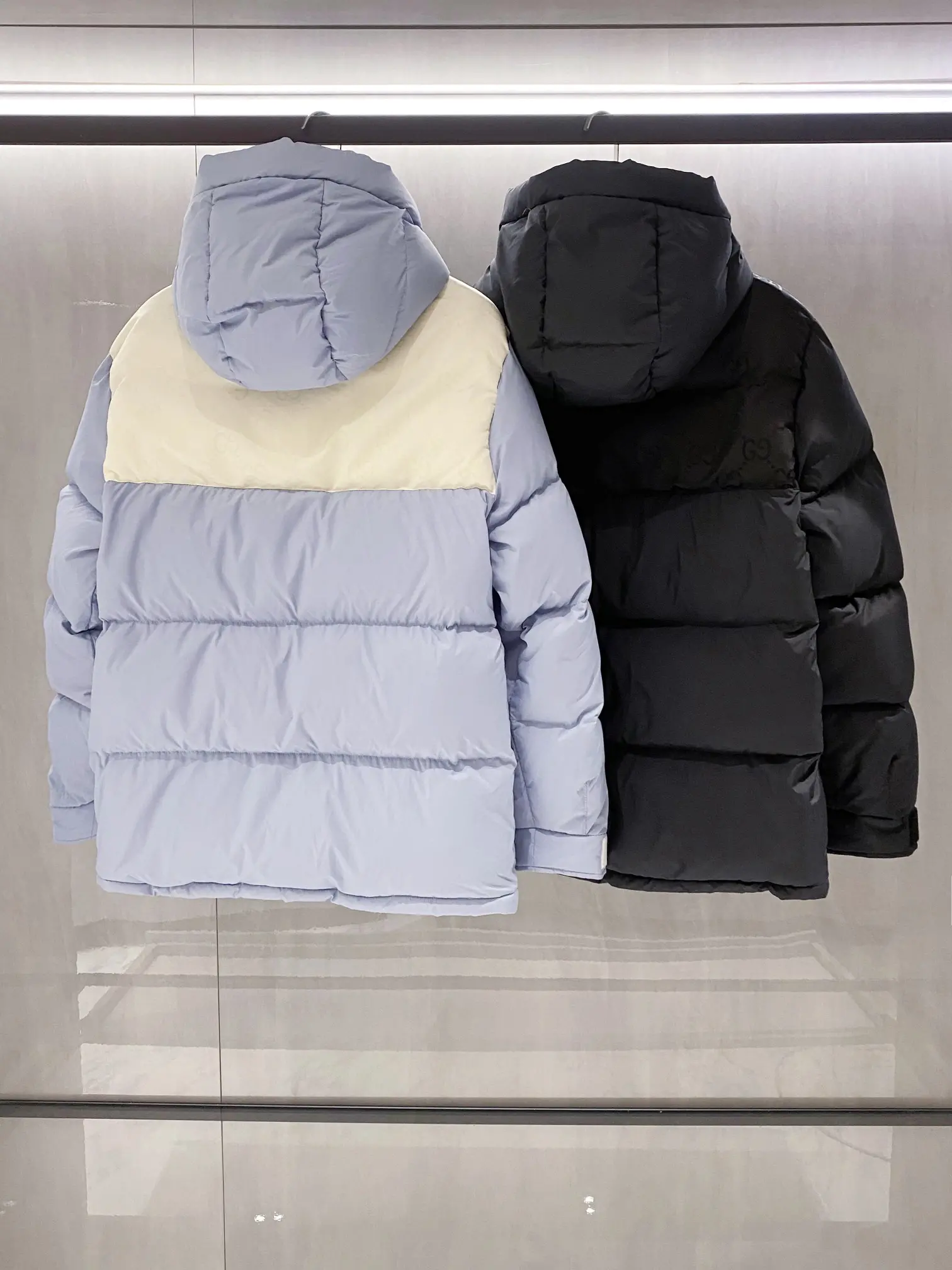 ¡P1540 GUCCI 24FW otoño e invierno la tecnología de material impermeable cordón con capucha chaqueta de plumas de los hombres de corte láser de nylon empalme bolsillo de moda casual chaqueta de plumas! ¡Disponible simultáneamente en el sitio web oficial! ¡Una edición limitada de las mejores piezas disponibles en el mostrador, el diseño es el adecuado para que todo el aspecto elegante y generoso para mostrar el estilo de lujo único de la marca!¡Tal diseño en la actualidad es realmente aún no apareció en la chaqueta de plumón a prueba de viento cálido do se puede observar que esta tapeta está hecha de corte por láser sin rebabas suave y duro! ¡Diseño de doble bolsillo es el mayor punto culminante de la I-palabra bolsillos plisados al mismo tiempo por encima del cierre de la tapa del bolsillo más bolsillos laterales se pueden almacenar al mismo tiempo también se puede poner en la mano para que en los bolsillos de invierno cargado de artículos no luchará con la mano! ¡Además, la cubierta del bolsillo superior también adopta el proceso de corte por láser de encolado a presión, la superficie de corte es pulcra y suave, de modo que toda la prenda no parece muy abultada, y los bolsillos también están hechos del mismo color y diferente material de diseño de empalme para dar a la gente una experiencia visual diferente, que no da a una persona la sensación de estancamiento!¡El tejido está hecho de composición de fibra de poliéster 100% respetuoso con el medio ambiente para crear la parte de empalme de la composición de nylon 100% de las dos telas dos características de la luz y resistente al desgaste! Seleccionado siberiano 90% plumón de pato blanco cada plumón de pato es un regalo de la naturaleza de Siberia es conocido como el cinturón de plumón de oro! 26 de lavado profesional sólo Yi limpieza superior a los requisitos de la norma nacional del plumón limpio, suave y regordeta para reducir el olor angustia! ¡Gutless rejilla completa recta de acuerdo con la rejilla de llenado de plumón distrito de llenado distribución razonable de la zona de calor no es fácil salir de lugar no empuja el plumón para mantener el calor de manera uniforme a la plenitud del plumón para calentar todo el tejido de invierno fricción no hace ruido transpirable buena sin recubrimiento, sin película fina no perforación tejido flexibilidad fuerte organización de procesamiento apretado transpirable buena suave y buen cuidado de! ¡Negro cielo azul blanco patchwork dos colores en! Talla: 48-5648 yardas: anchura del hombro 50cm - pecho 118cm - longitud 73cm - longitud de la manga 62cm50 yardas: anchura del hombro 51cm - pecho 122cm - longitud 74cm - longitud de la manga 63cmTalla 52: Anchura del hombro 52cm-Pecho 126cm-Longitud 75cm-Longitud de la manga 64cmTalla 54: Anchura de hombros 53cm-Pecho 130cm-Longitud 76cm-Longitud de mangas 65cmTalla 56: anchura de hombros 55cm-pecho 134cm-longitud 78cm-longitud de mangas 66cm.Recomendación de talla (ajuste estándar)Chicos que pesen entre 174 y 140 kg pruébense 50 yardas, la adecuada.¡Los chicos que pesen 135 libras elijan 48 yardas 135-148 libras elijan 50 yardas 148-161 libras elijan 52 yardas 161-175 libras elijan 54 yardas 175-190 libras elijan 56 yardas!