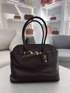 P2000 ✔️ aventure nappa 0295BG291 sac fourre-tout vintage en nouveau cuir souple de mouton doux et de qualité supérieure ce sac à main en cuir aventure nappa inspiré de la collection miu a été restructuré pour devenir plus léger avec une nouvelle personnalité le logo monogrammé embossé ajoute un élément iconique quincaillerie dorée vintage doublure en mélange de lin avec poche zippée et poches plaquéesPoignets longsParfait comme sac à main ou sur l'épauleTaille : 31x40x13cm