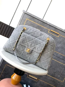 Chanel Large Bowling Bag Maxi Bowling Bag weight is very light capacity is really big can even be used as a travel bag flat water cups jacket or what is completely no problem is very practical one like hurry size40*29*15cm