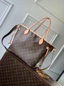 P1760 LV M11947
作为路易威登的经典设计之一Neverfull Bandoulière Inside Out 中号手袋此次取材 Monclerogram 帆布和条纹织物以双面设计彰显潮流新意可拆卸肩带方便斜挎亦可通过侧面钩扣化身 Hobo 手袋
28 x 14 x 31 厘米
(高 x 宽 x 长度)-高仿包包