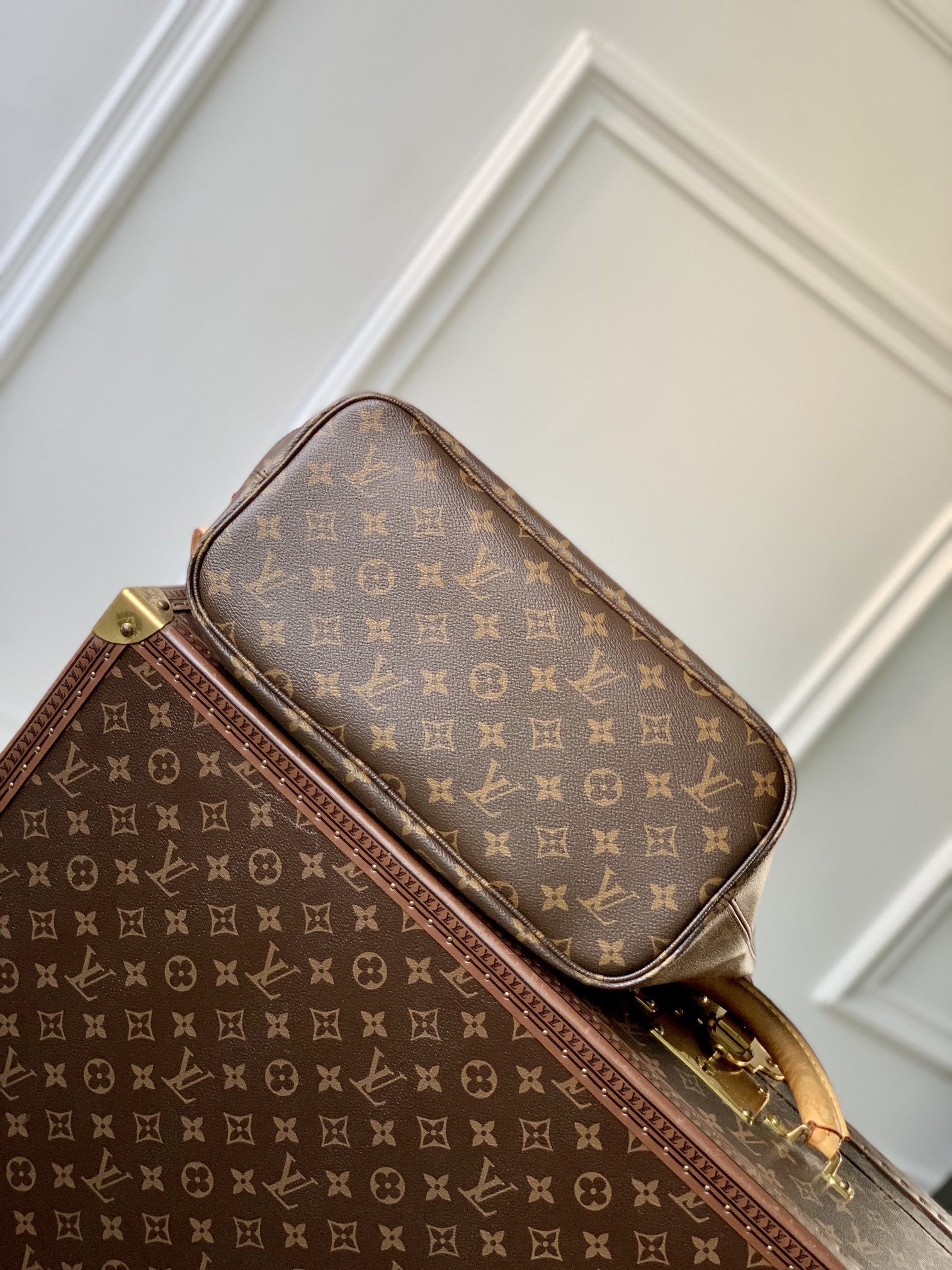 图片[5]-P1760 LV M11947
作为路易威登的经典设计之一Neverfull Bandoulière Inside Out 中号手袋此次取材 Monclerogram 帆布和条纹织物以双面设计彰显潮流新意可拆卸肩带方便斜挎亦可通过侧面钩扣化身 Hobo 手袋
28 x 14 x 31 厘米
(高 x 宽 x 长度)-高仿包包