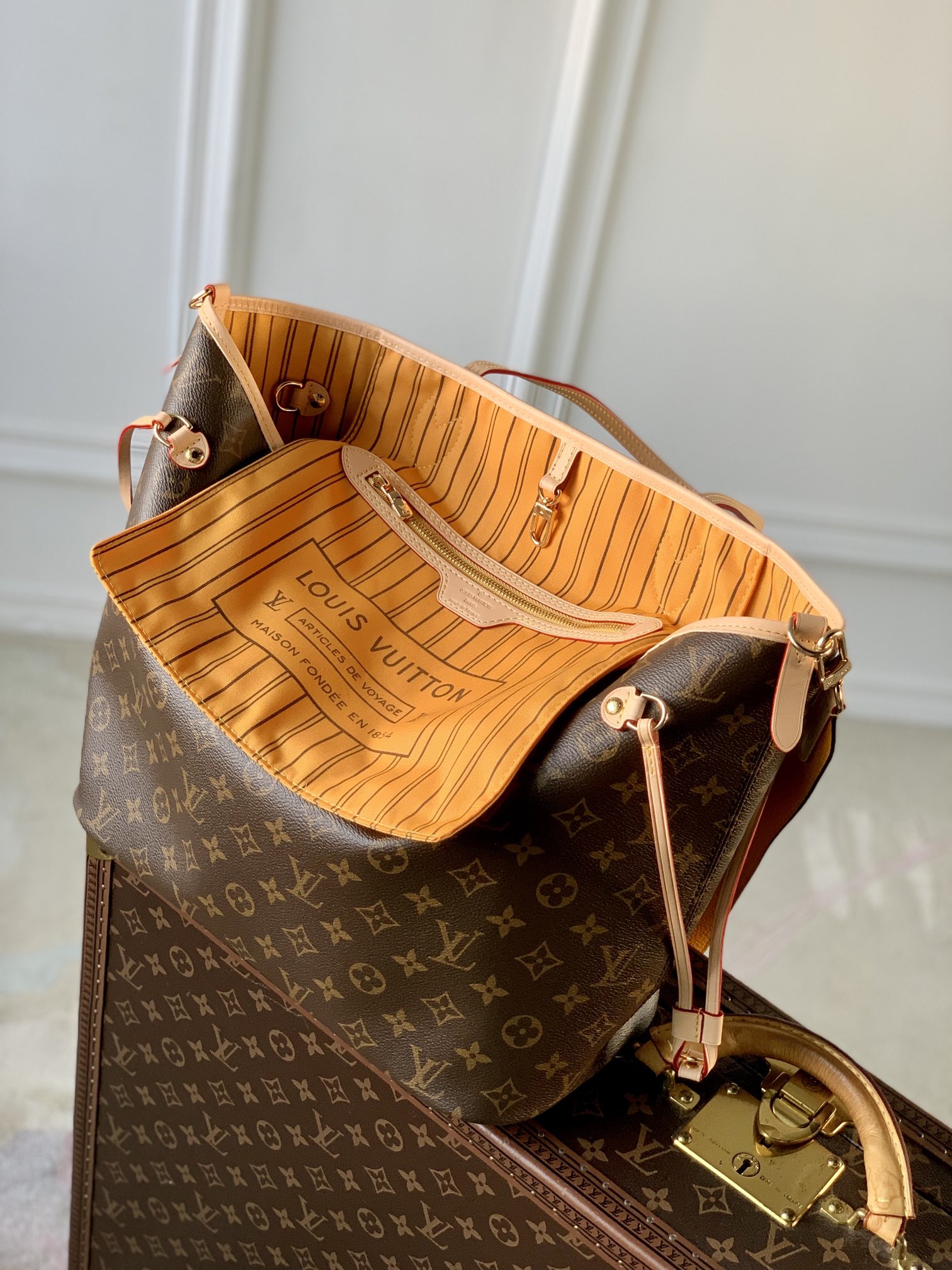 图片[6]-P1760 LV M11947
作为路易威登的经典设计之一Neverfull Bandoulière Inside Out 中号手袋此次取材 Monclerogram 帆布和条纹织物以双面设计彰显潮流新意可拆卸肩带方便斜挎亦可通过侧面钩扣化身 Hobo 手袋
28 x 14 x 31 厘米
(高 x 宽 x 长度)-高仿包包