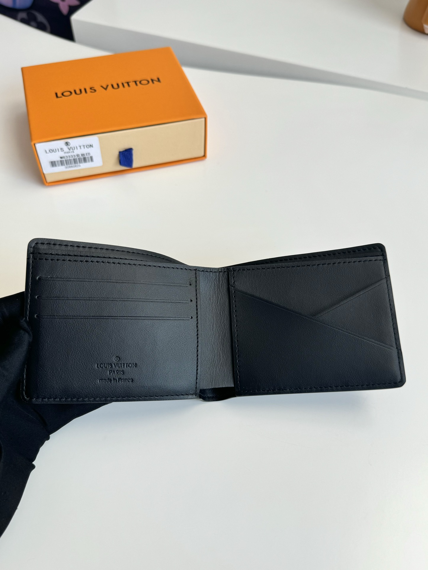 P360 M83333 Esta cartera múltiple de piel Epi XL presenta una versión ampliada del grabado Epi. Su diseño compacto continúa el diseño clásico con un compartimento para tarjetas, un bolsillo interior, un compartimento interior y un compartimento lateral para billetes con el logotipo de Louis Vuitton del mismo color.