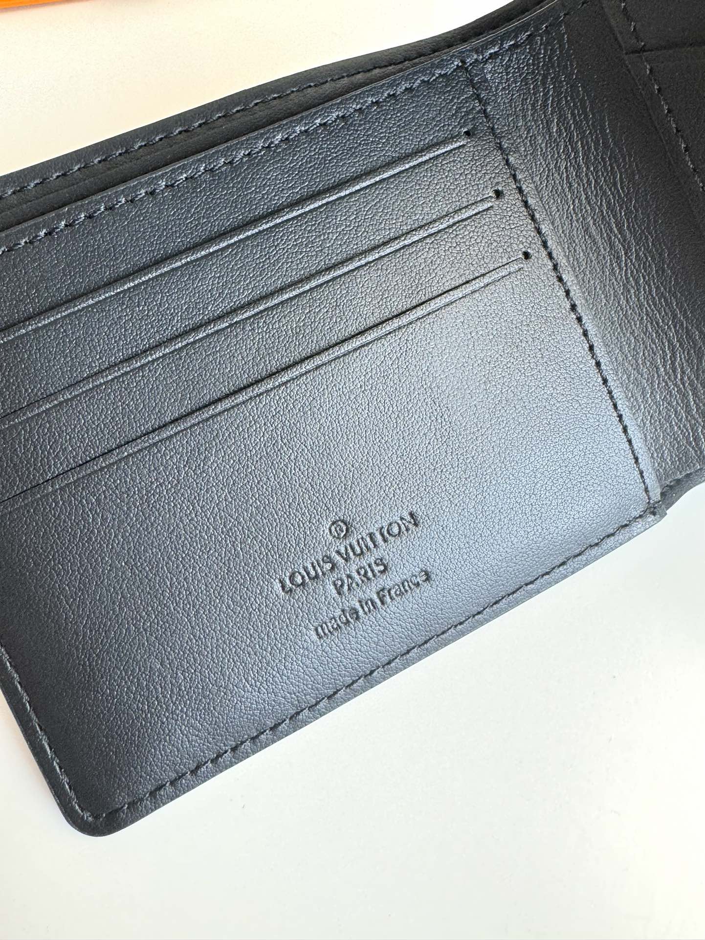 P360 M83333 This Multiple wallet is made from Epi XL leather and features an enlarged version of the Epi embossing. The compact design continues the classic design with a card compartment, interior pockets, an inner compartment and a side bill compartment with the same-colored Louis Vuitton logo adding the brand's imprint.