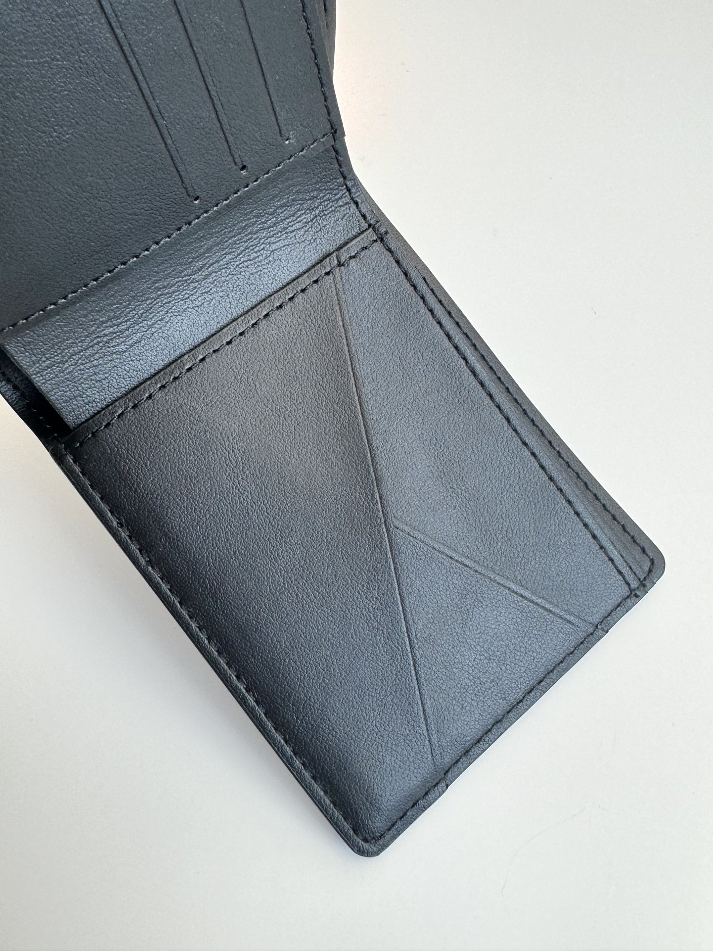 P360 M83333 This Multiple wallet is made from Epi XL leather and features an enlarged version of the Epi embossing. The compact design continues the classic design with a card compartment, interior pockets, an inner compartment and a side bill compartment with the same-colored Louis Vuitton logo adding the brand's imprint.