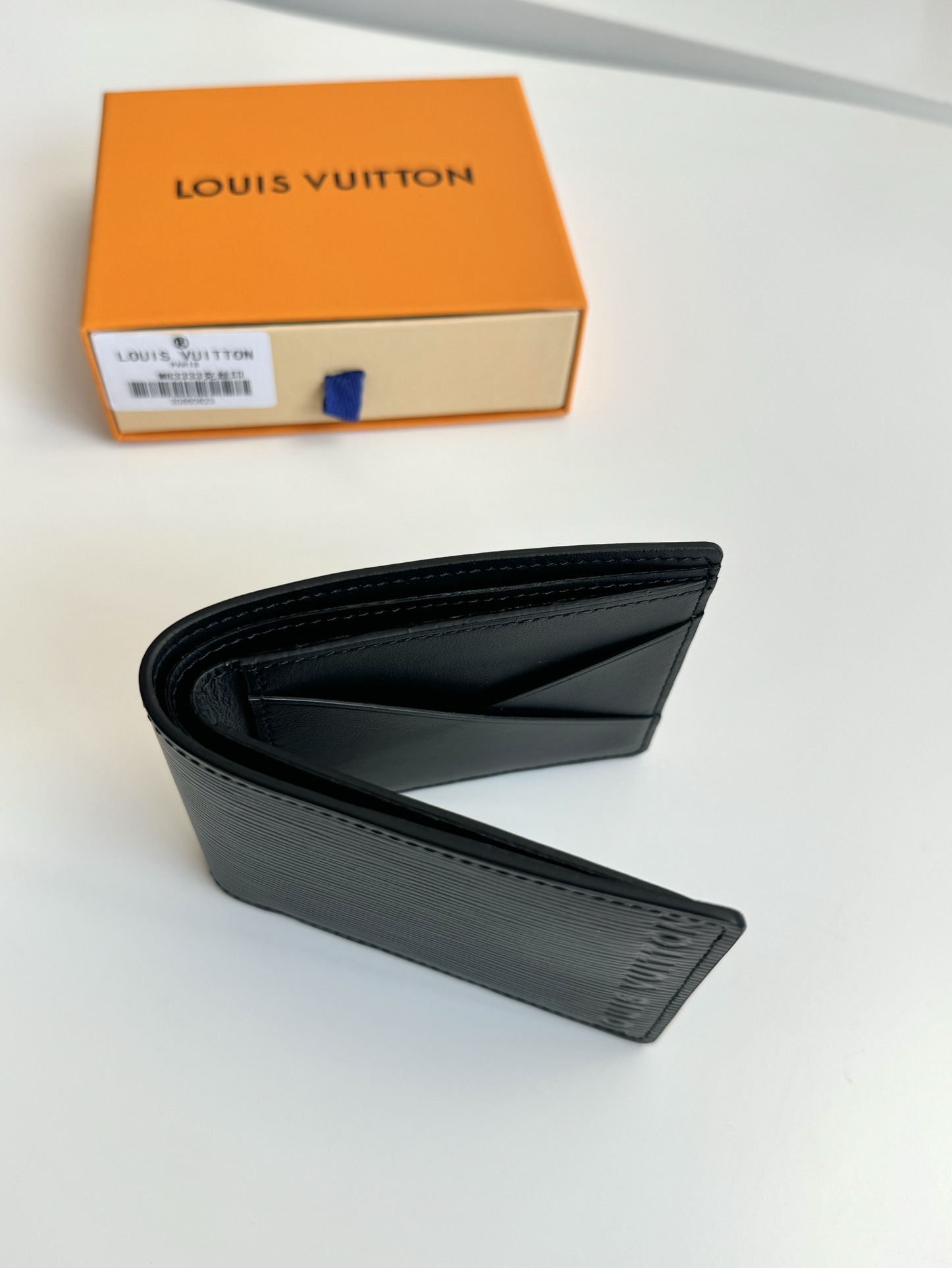 P360 M83333 This Multiple wallet is made from Epi XL leather and features an enlarged version of the Epi embossing. The compact design continues the classic design with a card compartment, interior pockets, an inner compartment and a side bill compartment with the same-colored Louis Vuitton logo adding the brand's imprint.