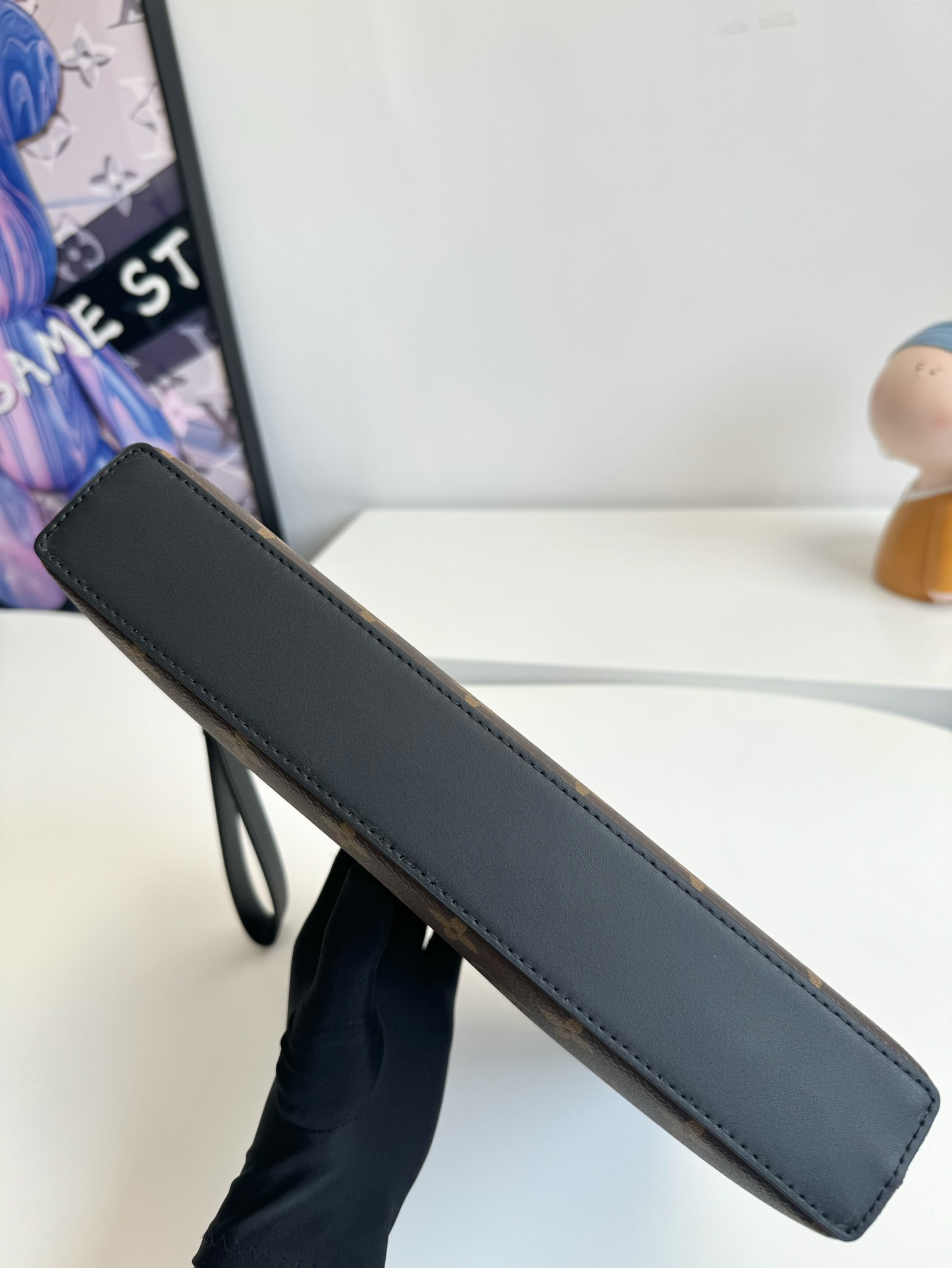 P700 M40504 vintage Cette pochette Takeoff est fabriquée en toile Monclerogram Eclipse avec une poche frontale à ouverture zippée et un compartiment principal Forme compacte pour contenir un iPad Anneau en D compact plaque de nom en cuir fixe Rehaussé avec un glamour contemporain pour les occasions formelles Dimensions : 30 x 22 x 5cm