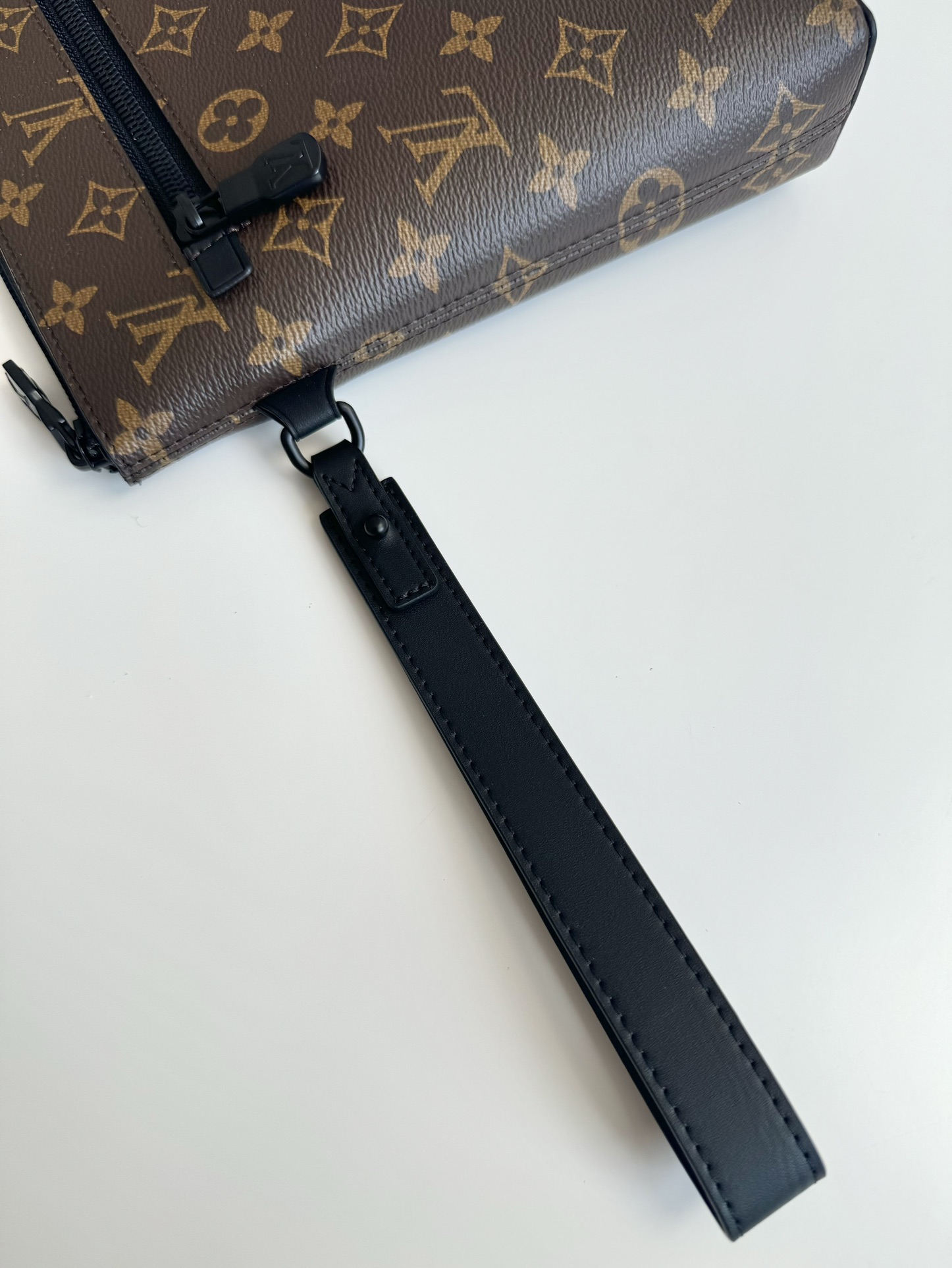 P700 M40504 vintage Cette pochette Takeoff est fabriquée en toile Monclerogram Eclipse avec une poche frontale à ouverture zippée et un compartiment principal Forme compacte pour contenir un iPad Anneau en D compact plaque de nom en cuir fixe Rehaussé avec un glamour contemporain pour les occasions formelles Dimensions : 30 x 22 x 5cm