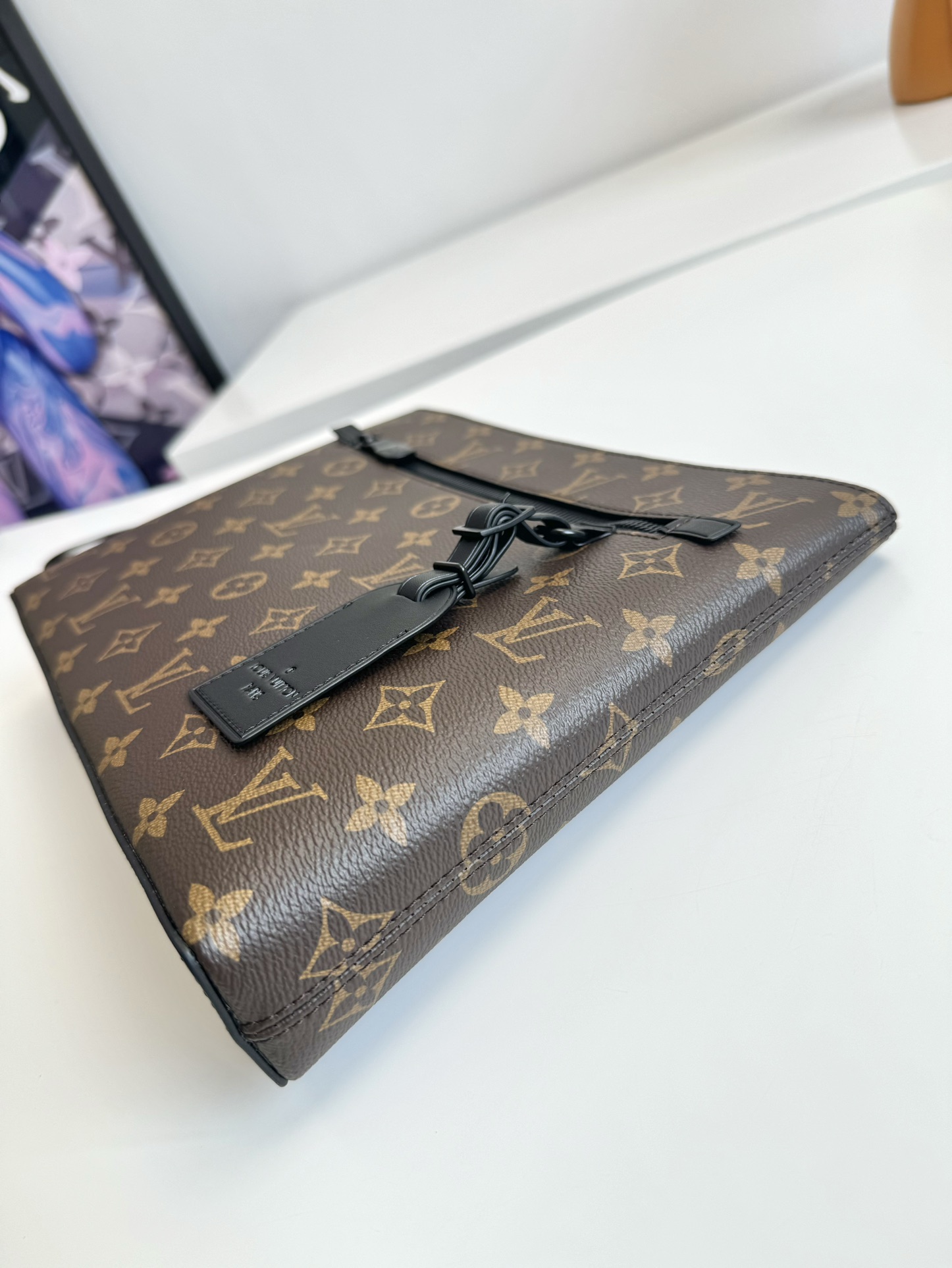 P700 M40504 vintage Cette pochette Takeoff est fabriquée en toile Monclerogram Eclipse avec une poche frontale à ouverture zippée et un compartiment principal Forme compacte pour contenir un iPad Anneau en D compact plaque de nom en cuir fixe Rehaussé avec un glamour contemporain pour les occasions formelles Dimensions : 30 x 22 x 5cm