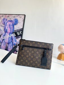 P700 M40504 vintage Cette pochette Takeoff est fabriquée en toile Monclerogram Eclipse avec une poche frontale à ouverture zippée et un compartiment principal Forme compacte pour contenir un iPad Anneau en D compact plaque de nom en cuir fixe Rehaussé avec un glamour contemporain pour les occasions formelles Dimensions : 30 x 22 x 5cm