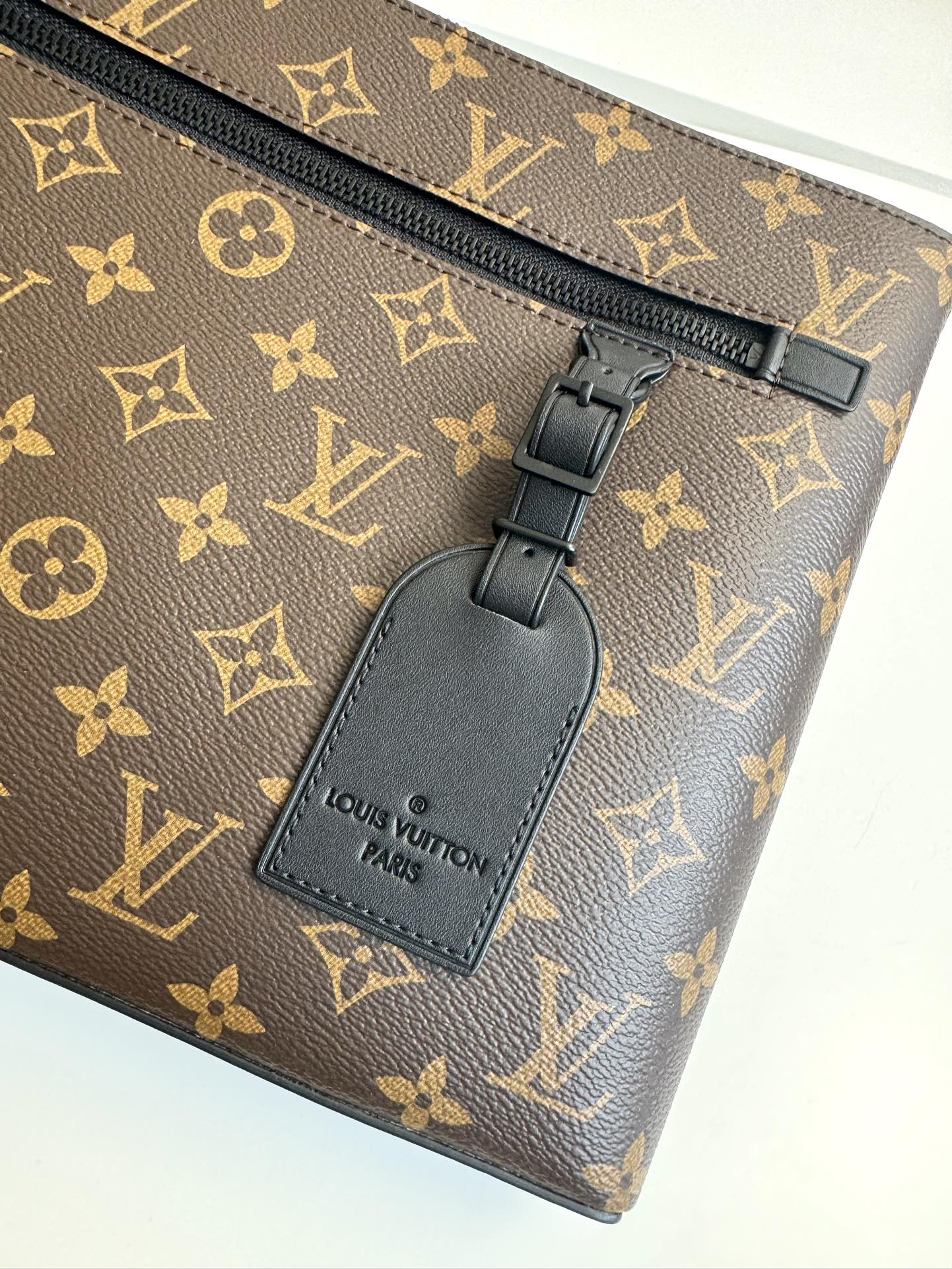 P700 M40504 vintage Cette pochette Takeoff est fabriquée en toile Monclerogram Eclipse avec une poche frontale à ouverture zippée et un compartiment principal Forme compacte pour contenir un iPad Anneau en D compact plaque de nom en cuir fixe Rehaussé avec un glamour contemporain pour les occasions formelles Dimensions : 30 x 22 x 5cm