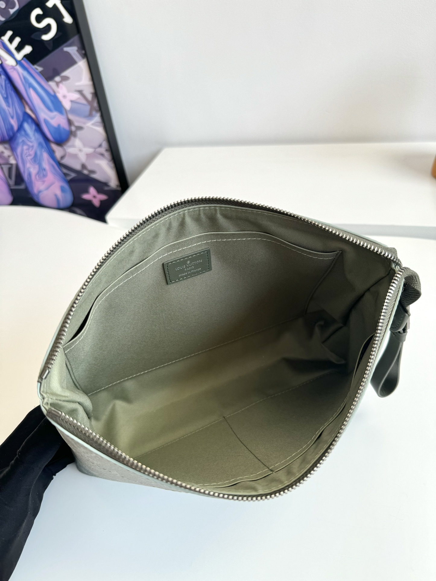 P700 M11545 Este saco de embreagem Pochette Voyage Souple é fabricado em tela Monclerogram Gradient e apresenta um padrão Monclerogram disperso para cima. Também pode ser colocado numa mala de mão para facilitar o transporte das suas necessidades diárias Tamanho: 30 x 21 x 7,5 cm.