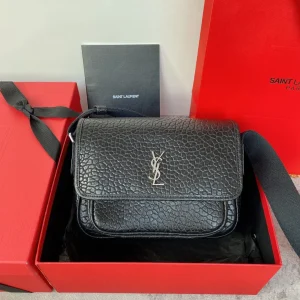 Bolsa masculina Ysl Niki em pele de carneiro com estampado de elefanteSaco de ombro colegial em sal para homem e mulher.O tipo de saco de deslocação pode ser casual ou com um design de logótipo preto salgado mais simples. A alça de ombro não é amovível e é fácil de modelar de forma côncavaSe gostar do bebé, não ficará fora dos modelos da moda.Tamanho: 22×16,5×12cmModelo: 776611