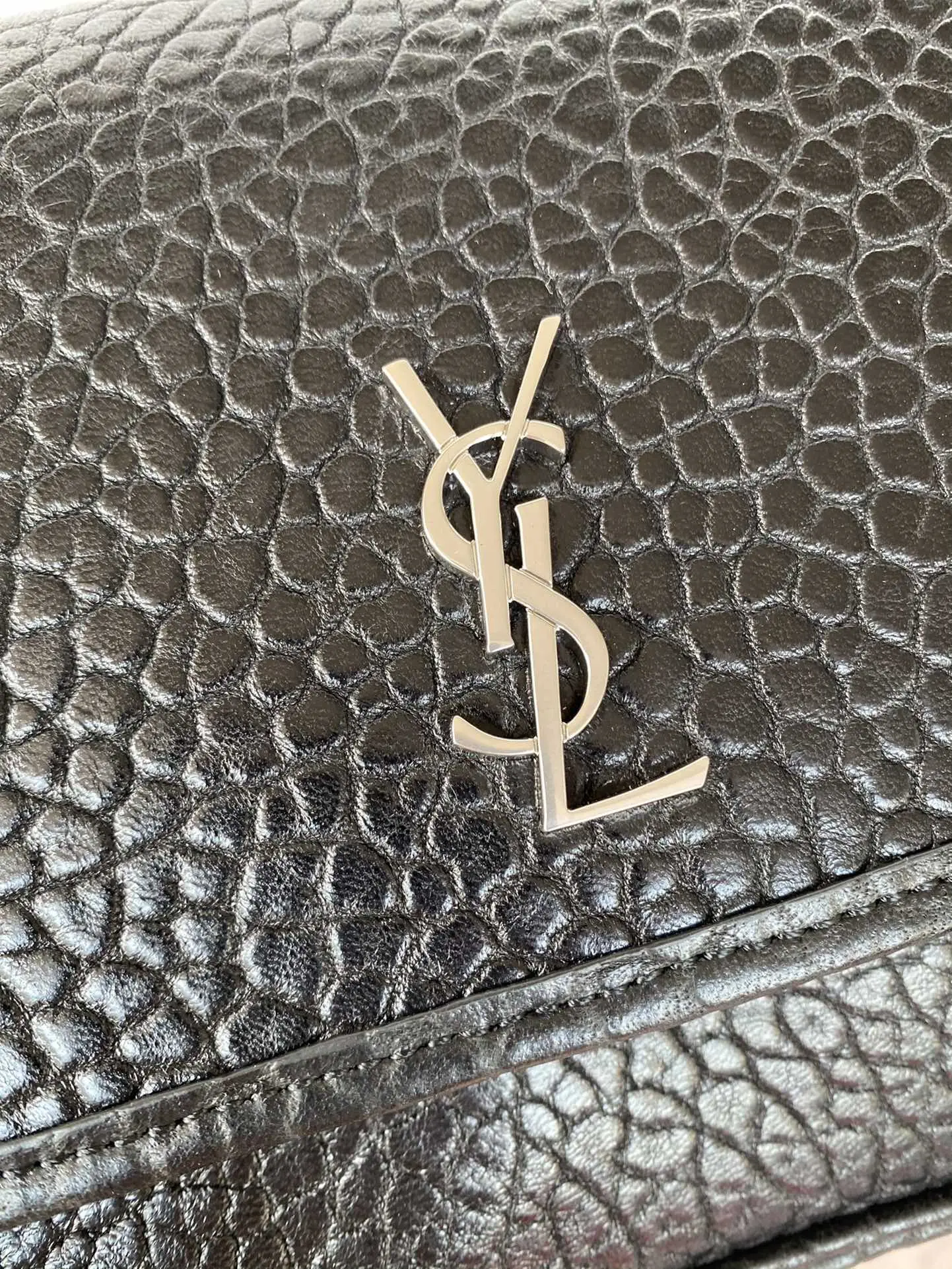 Ysl 니키 엘리펀트 프린트 양가죽 남성 백남성과 여성을 위한 솔트 대학 숄더백.가볍고 부드러운 양가죽은 전체적으로 낮은 키의 고급스럽고 다재다능한 통근 가방 유형은 캐주얼하거나 소금 블랙 로고 디자인이 더 단순한 어깨 끈이 오목한 모델링에 쉽게 제거 할 수 없습니다.아기가 좋아한다면 패션 모델에서 벗어나지 않을 것입니다 오!크기: 22×16.5×12cm모델: 776611