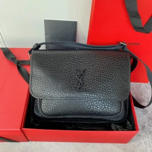 YSL Niki grain d'éléphant modèles en peau de mouton pour les hommes et les femmes peut être retour sel style collège épaule sac crossbody léger peau d'agneau doux dans l'ensemble faible-key luxe et polyvalent commuting type de sac peut être décontracté sel logo noir design plus simple bandoulière n'est pas amovible facile à concave modélisation comme le bébé peut être complètement dans les mains du paragraphe ne sera pas dépassé Oh Taille : 32 * 22 * 10cm Modèle : 781935-High Faux Sacs