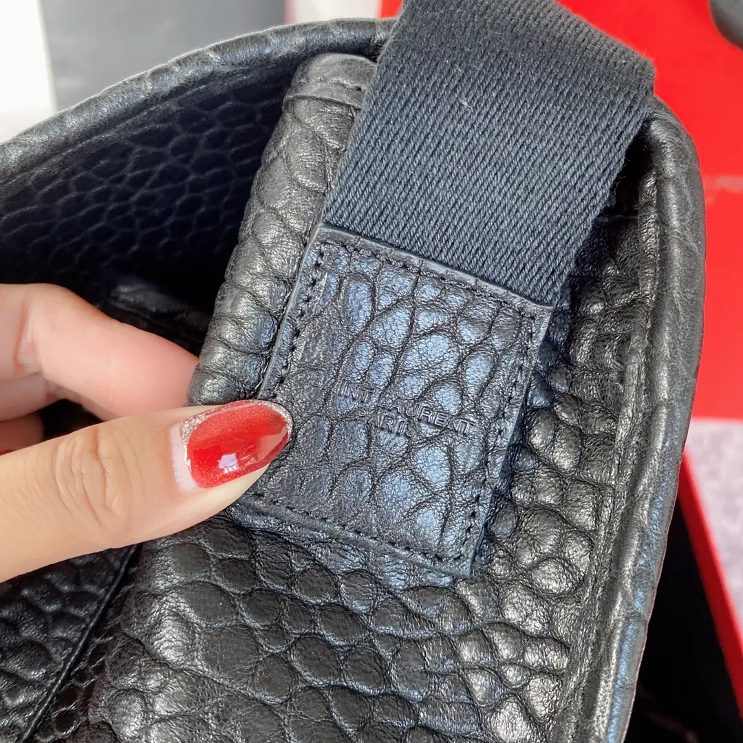 YSL Niki elefante grão de pele de carneiro modelos para homens e mulheres pode ser de volta sal faculdade estilo saco de ombro crossbody leve pele de cordeiro macia em geral low-key luxo e versátil pendulares tipo de saco pode ser casual sal logotipo preto design mais simples alça de ombro não é removível fácil de modelagem côncava como o bebê pode ser completamente nas mãos do parágrafo não estará desatualizado Oh Tamanho: 32 * 22 * 10cm Modelo: 781935-Altas bolsas Faux