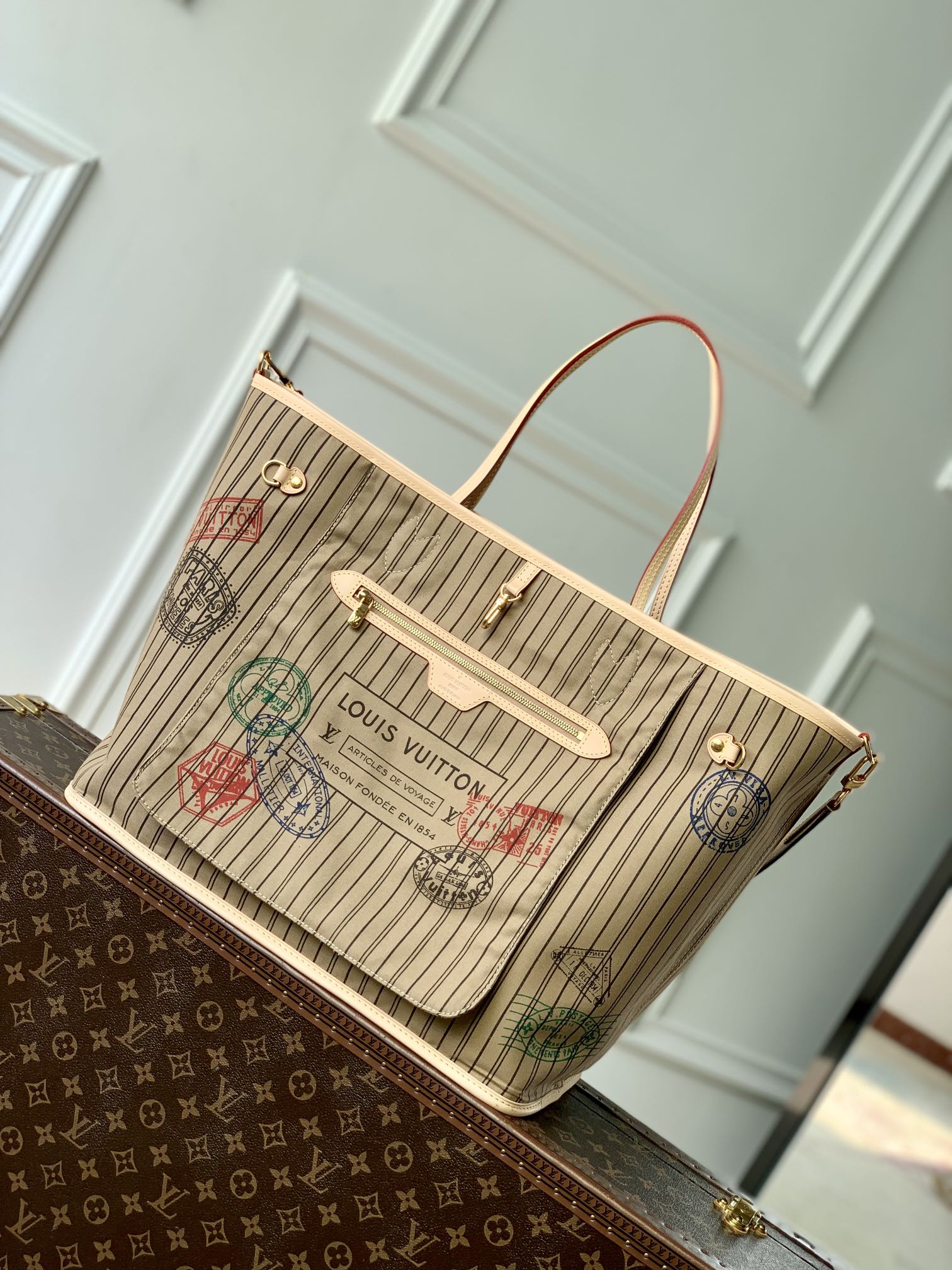 P1900 LV M11948Neverfull Bandoulière Inside Out モンクレログラム キャンバスとカラフルなエンボス生地を使用したGMハンドバッグ。リバーシブルデザインで、洗練されたバッグのボディにメタルパーツの繊細な光沢をもたらし、クラシックなフォルムに新たな季節感を添えています。x 19 x 39 cm (H x W x L)-ホーボーバッグ