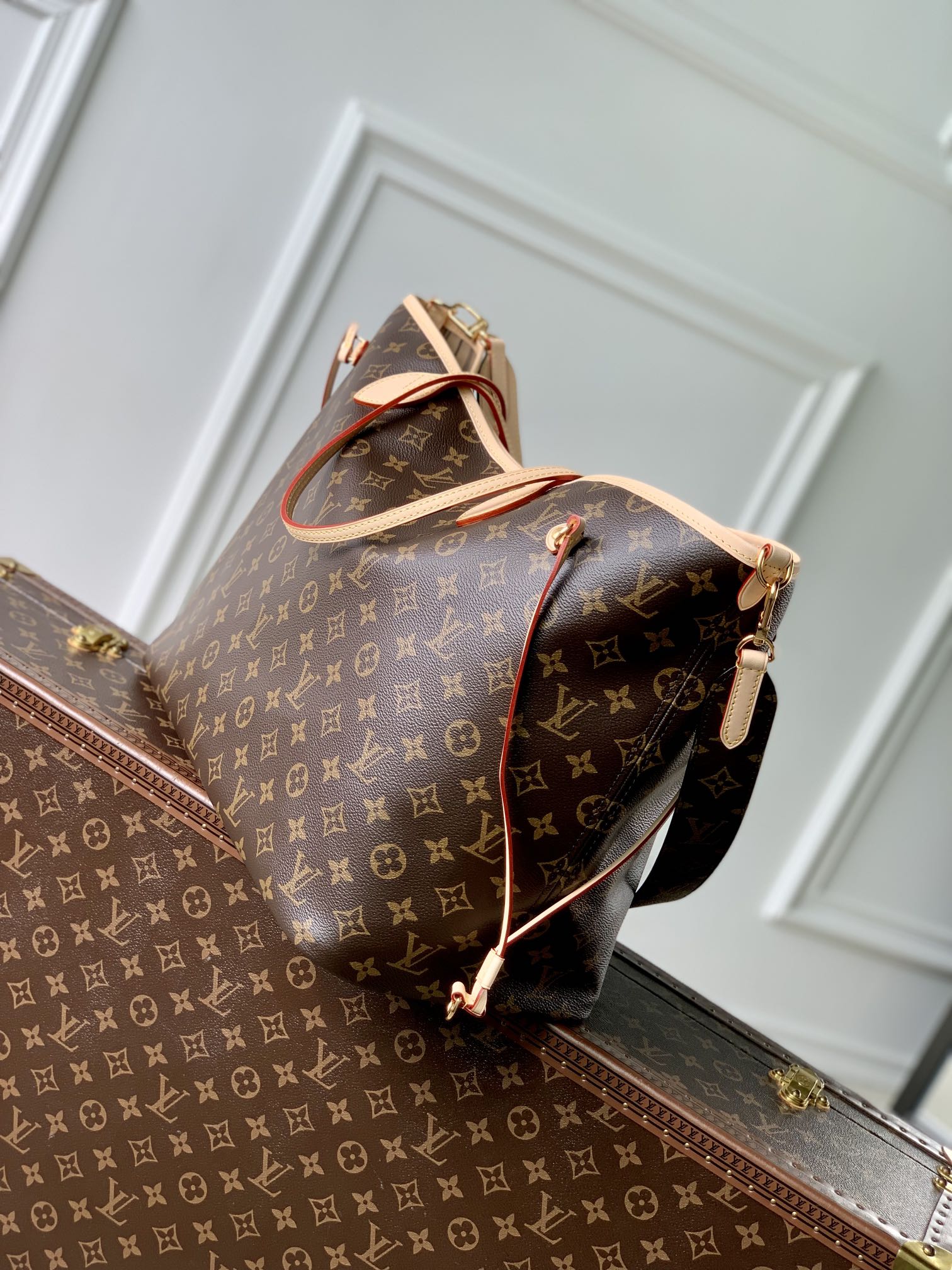 图片[2]-P1900 LV M11948
Neverfull Bandoulière Inside Out GM 手袋以 Monclerogram 帆布和缤纷压花织物演绎双面设计再令考究包身映现金属件的细腻莹泽为经典构型注入新季意趣巧用侧面钩扣和可拆卸肩带可轻松化身 Hobo 手袋或斜挎包
32 x 19 x 39 厘米
(高 x 宽 x 长度)-高仿包包