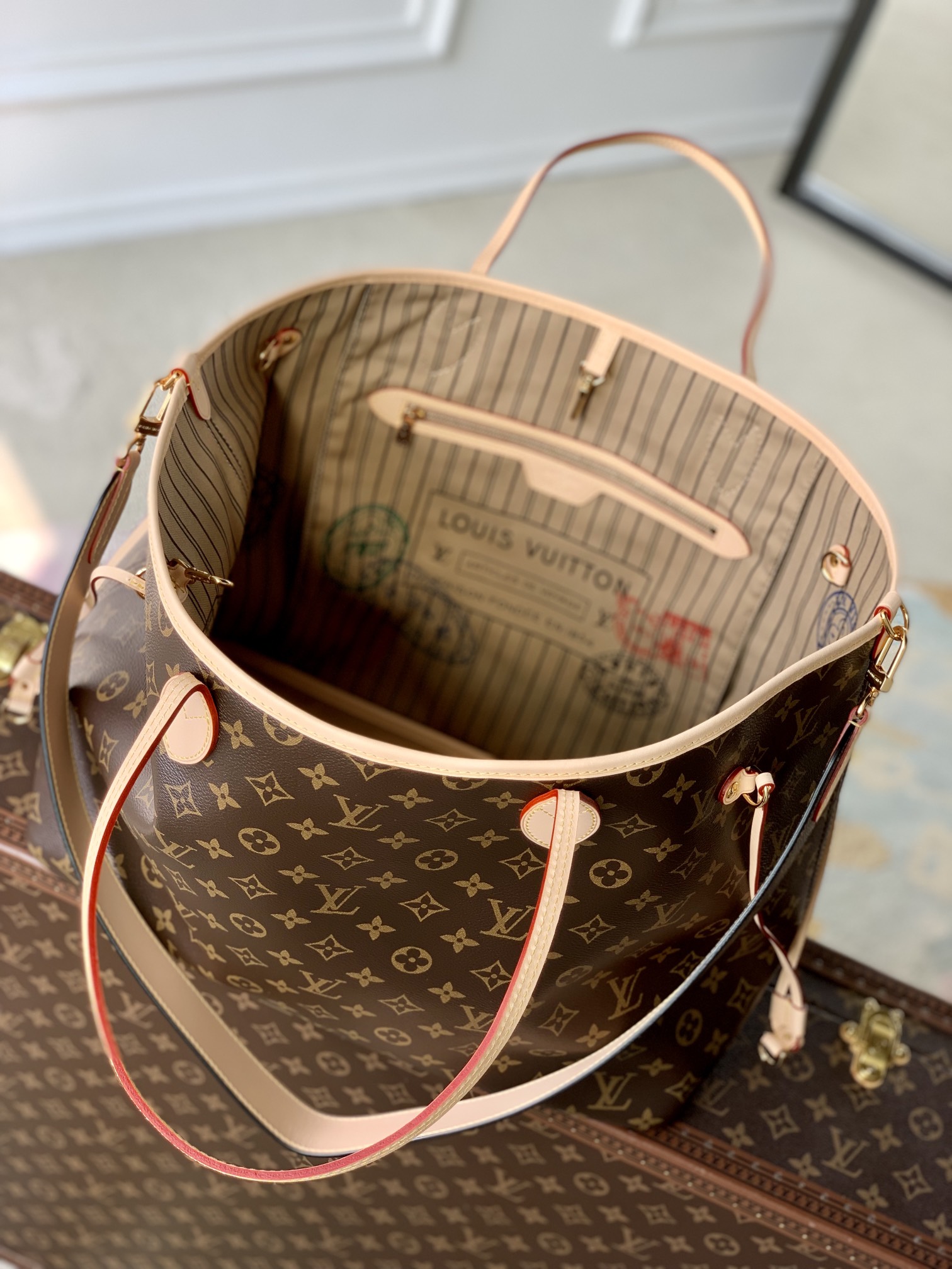 P1900 LV M11948Neverfull Bandoulière Inside Out モンクレログラム キャンバスとカラフルなエンボス生地を使用したGMハンドバッグ。リバーシブルデザインで、洗練されたバッグのボディにメタルパーツの繊細な光沢をもたらし、クラシックなフォルムに新たな季節感を添えています。x 19 x 39 cm (H x W x L)-ホーボーバッグ