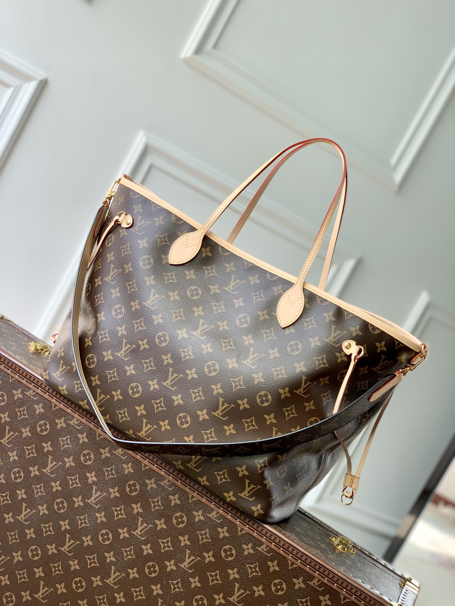 图片[3]-P1900 LV M11948
Neverfull Bandoulière Inside Out GM 手袋以 Monclerogram 帆布和缤纷压花织物演绎双面设计再令考究包身映现金属件的细腻莹泽为经典构型注入新季意趣巧用侧面钩扣和可拆卸肩带可轻松化身 Hobo 手袋或斜挎包
32 x 19 x 39 厘米
(高 x 宽 x 长度)-高仿包包