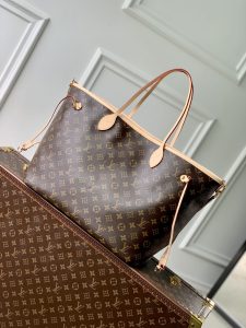 P1900 LV M11948Neverfull Bandoulière Inside Out Bolso GM en lona Monclerogram y telas de colores en relieve en un diseño reversible que aporta el delicado brillo de las piezas metálicas al cuerpo del sofisticado bolso, inyectando un nuevo interés estacional a una forma clásica que puede transformarse fácilmente en un bolso Hobo o crossbody con el uso de los ganchos laterales y la correa desmontable para el hombro 32 x 19 x 39 cm. x 19 x 39 cm (alto x ancho x largo)-Bolso hobo