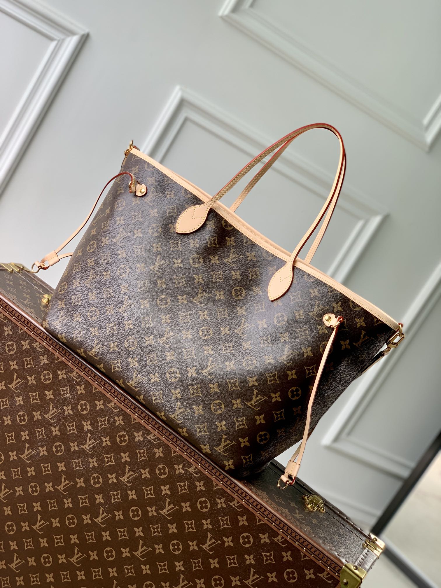 P1900 LV M11948Neverfull Bandoulière Inside Out モンクレログラム キャンバスとカラフルなエンボス生地を使用したGMハンドバッグ。リバーシブルデザインで、洗練されたバッグのボディにメタルパーツの繊細な光沢をもたらし、クラシックなフォルムに新たな季節感を添えています。x 19 x 39 cm (H x W x L)-ホーボーバッグ