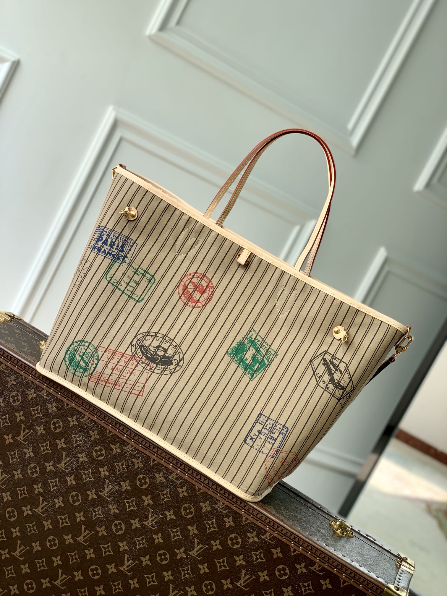 P1900 LV M11948Neverfull Bandoulière Inside Out モンクレログラム キャンバスとカラフルなエンボス生地を使用したGMハンドバッグ。リバーシブルデザインで、洗練されたバッグのボディにメタルパーツの繊細な光沢をもたらし、クラシックなフォルムに新たな季節感を添えています。x 19 x 39 cm (H x W x L)-ホーボーバッグ