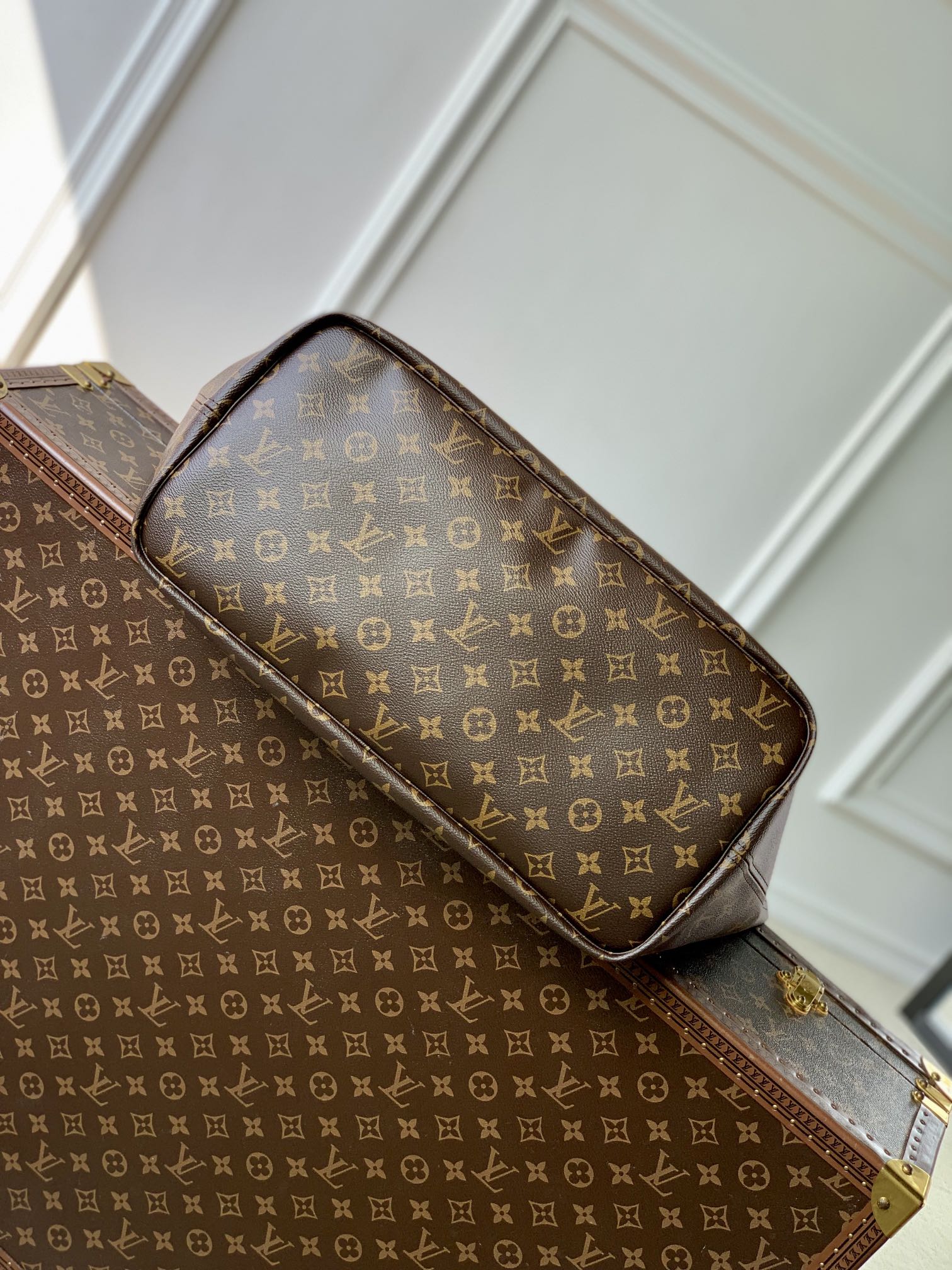 P1900 LV M11948Neverfull Bandoulière Inside Out モンクレログラム キャンバスとカラフルなエンボス生地を使用したGMハンドバッグ。リバーシブルデザインで、洗練されたバッグのボディにメタルパーツの繊細な光沢をもたらし、クラシックなフォルムに新たな季節感を添えています。x 19 x 39 cm (H x W x L)-ホーボーバッグ