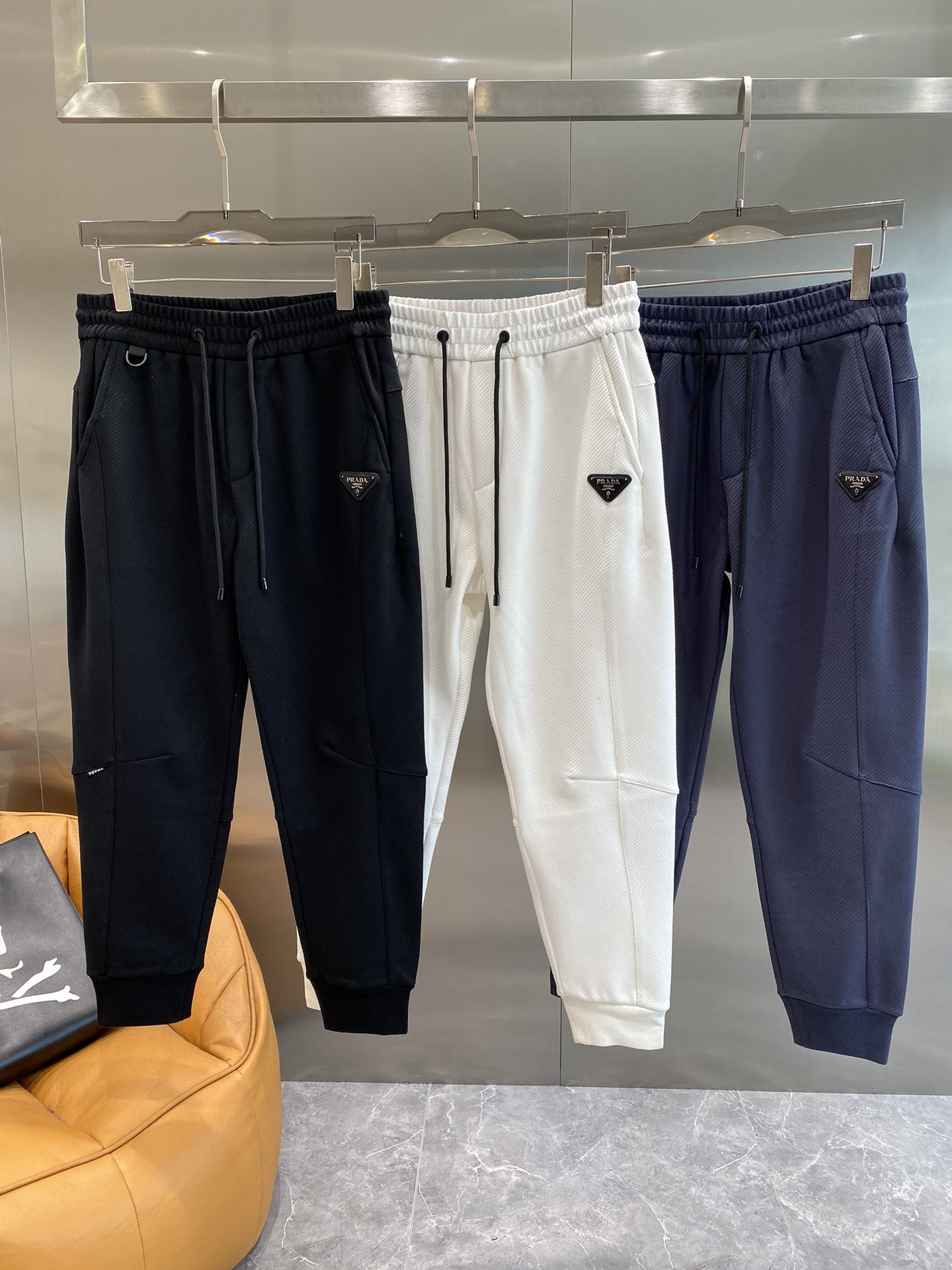 Prada 2024 fall and winter new casual pants! The official website synchronization sale brand classic LOGO casual pants customized fabric comfort is extremely good hand touch: Lie Office literacy is very high perfect quality craft padded models Size M-3 XL 🅿️520 - high imitation factory