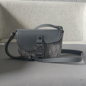 Este bolso messenger con solapa de silla de montar es un diseño elegante con solapa para una elegancia sofisticada, que eleva la colección de sillas de montar con su tejido estampado Oblique gris oscuro y su solapa de silla de montar de piel de vacuno granulada en el mismo tono, adornada con la hebilla con el logotipo ChristianDior de aluminio en la versión mini con asa bandolera de piel desmontable y ajustable para llevar en la mano, al hombro o cruzado.Bolsillo interior con aberturas forrado de nailonBolsillo de parche magnético en la parte traseraNúmero de modelo 8026Tamaño 19,5-13-4,3Bandolera de piel desmontable y ajustableLogotipo Dior de latón sobre revestimiento metálico en la parte delanteraLogotipo Dior grabado en el interiorBolsa guardapolvo interior19170900